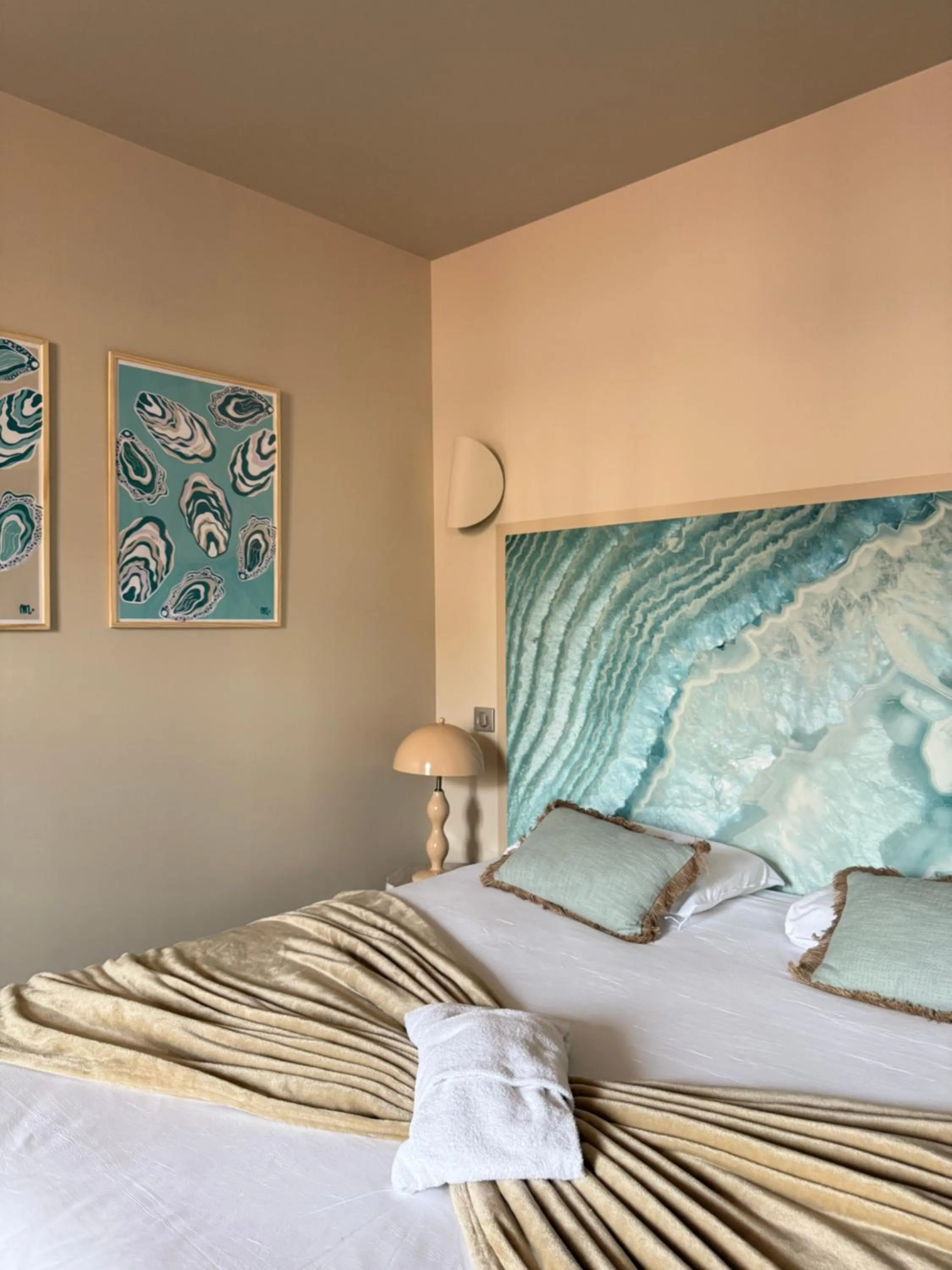 Bed in Hôtel De Paris