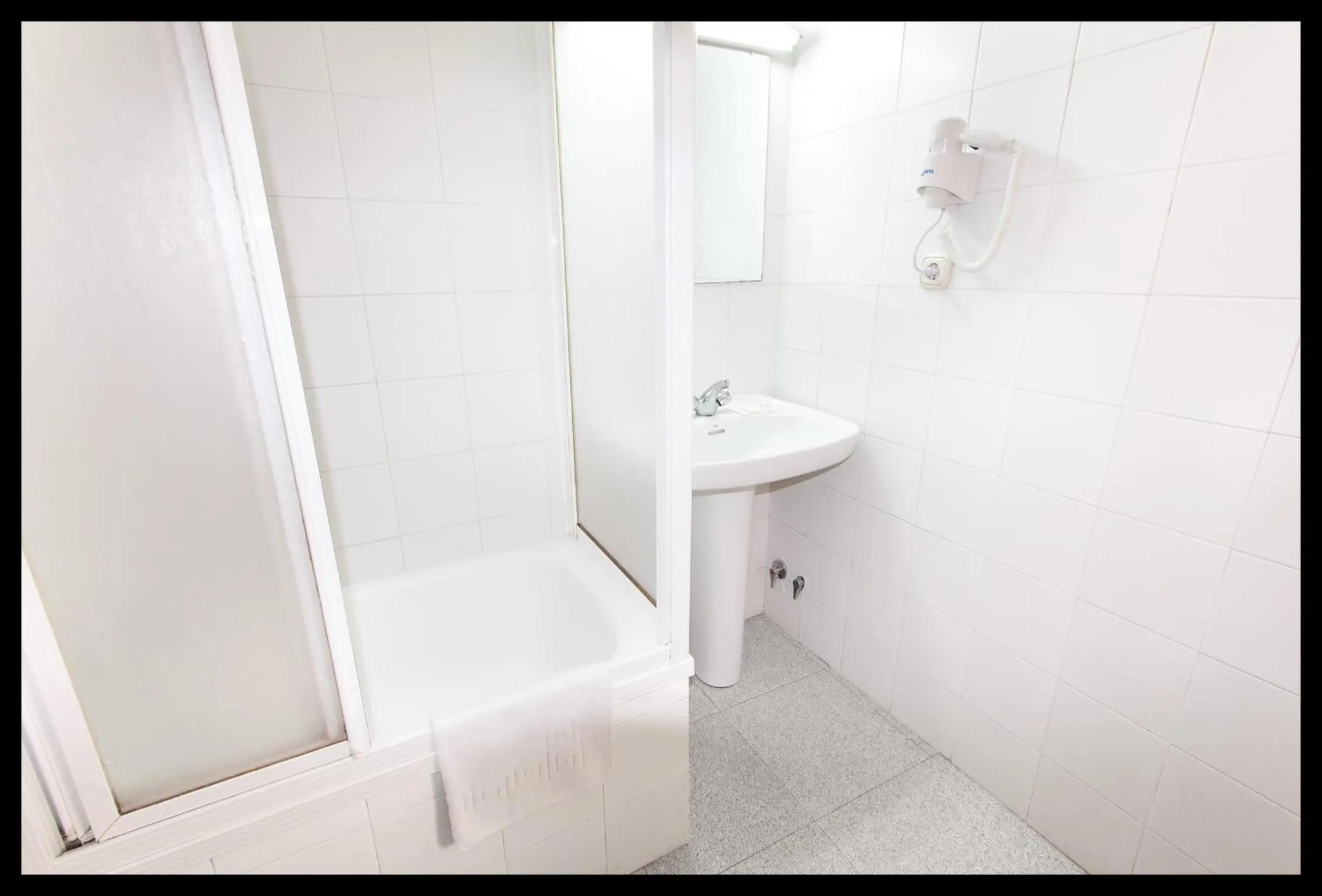 Shower in Hostal Estación