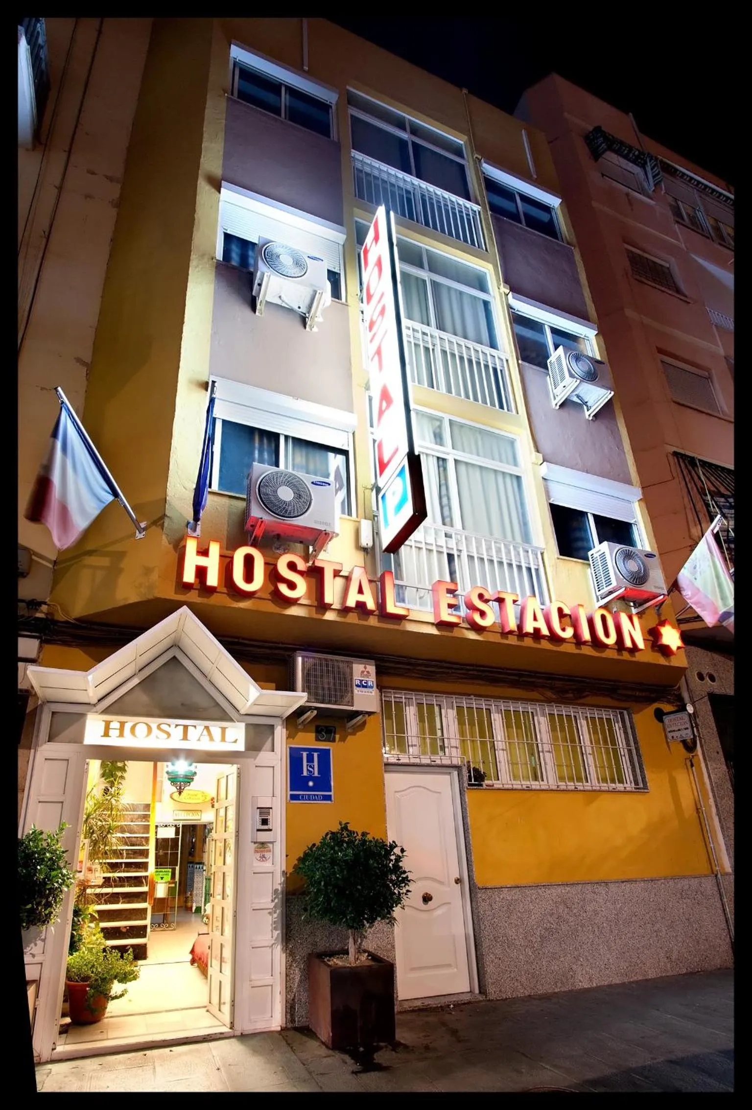 Facade/entrance in Hostal Estación