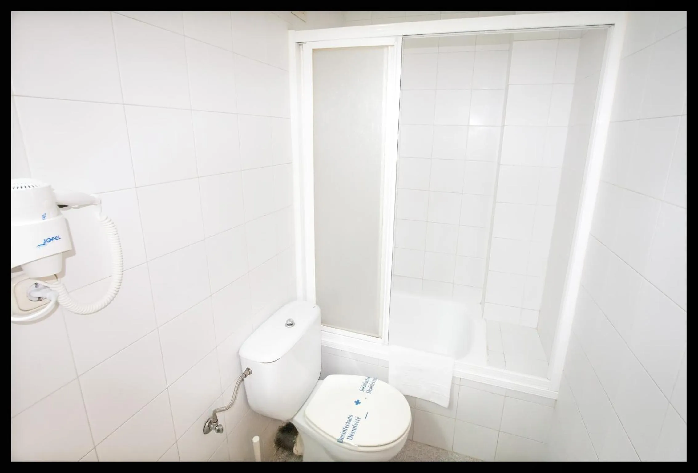 Shower in Hostal Estación