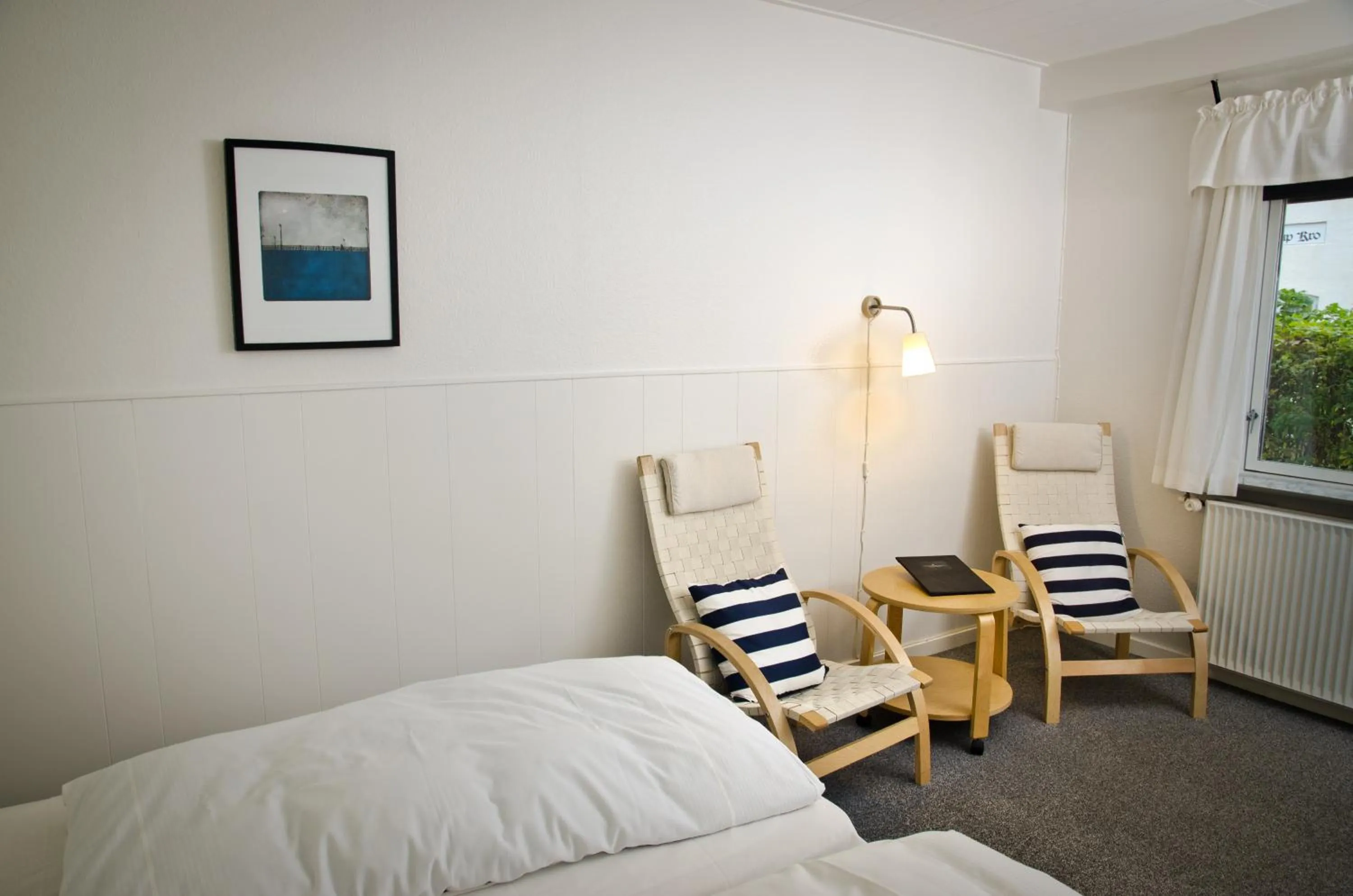 Living room, Bed in Tylstrup Kro og Motel