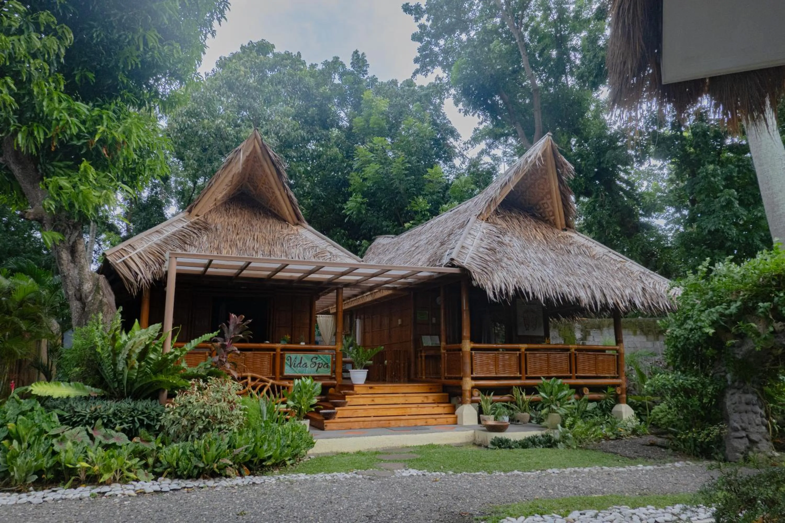 Pura Vida Beach & Dive Resort