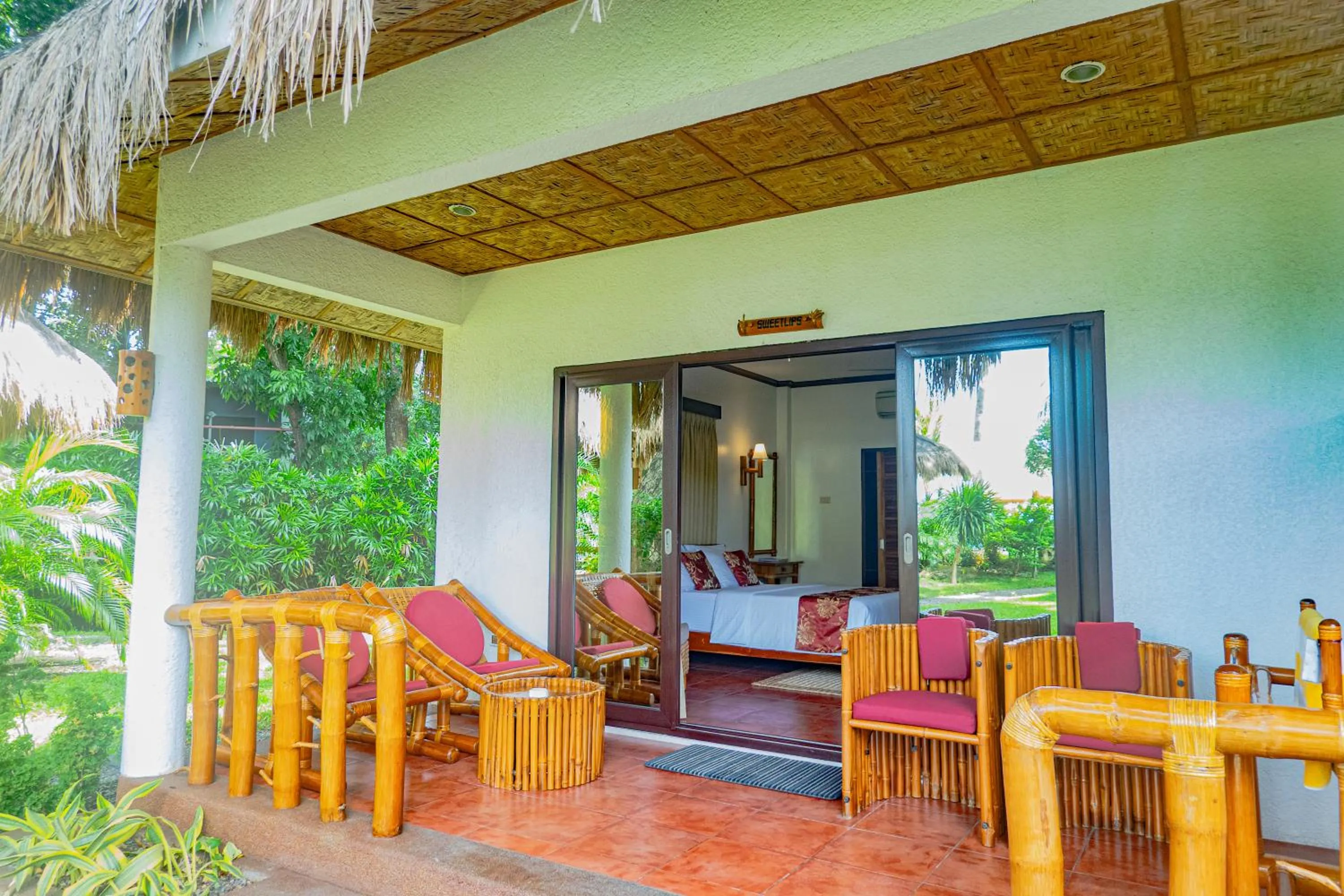 Pura Vida Beach & Dive Resort