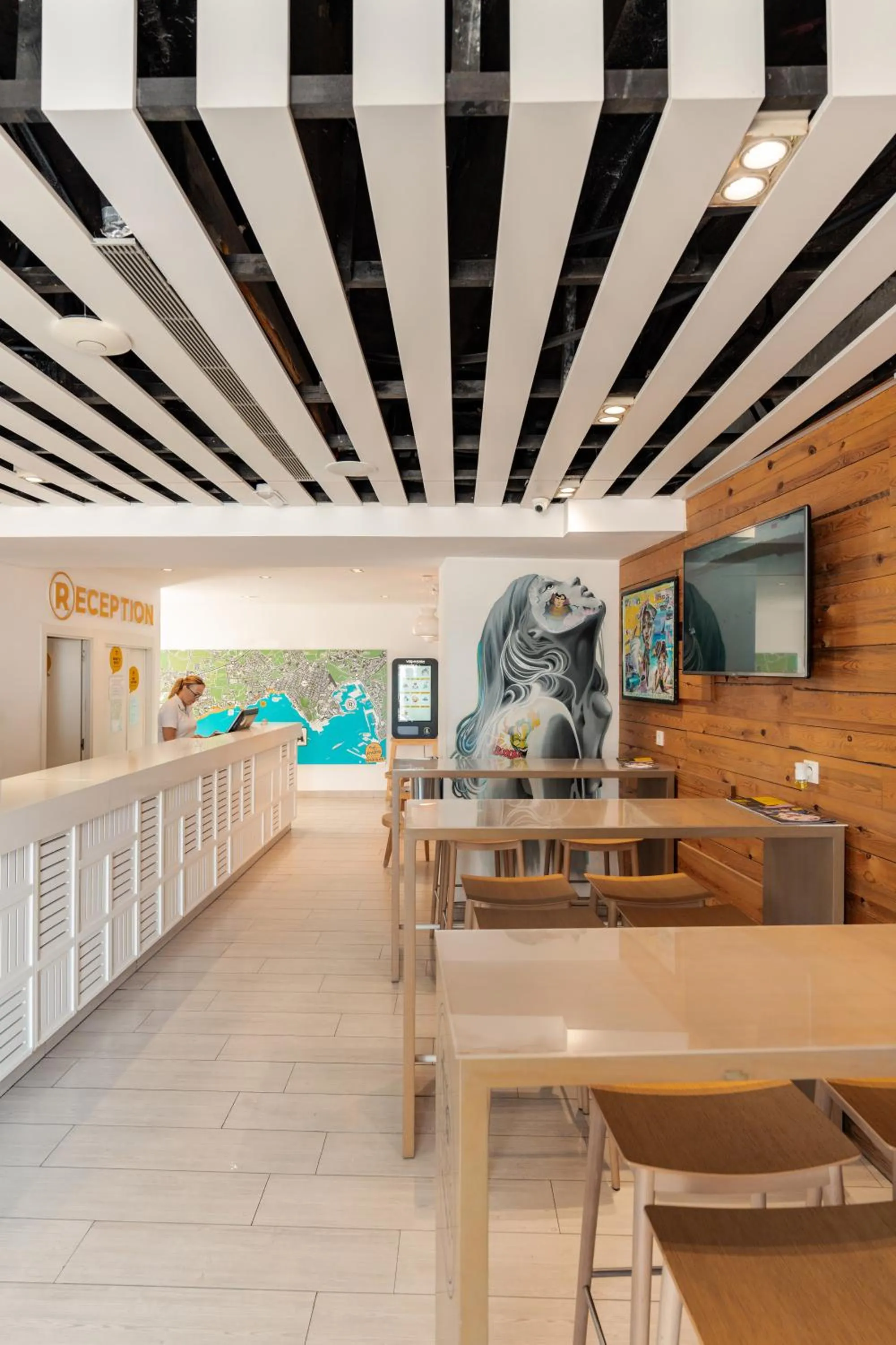 Restaurant/places to eat, Bed in Ryans La Marina