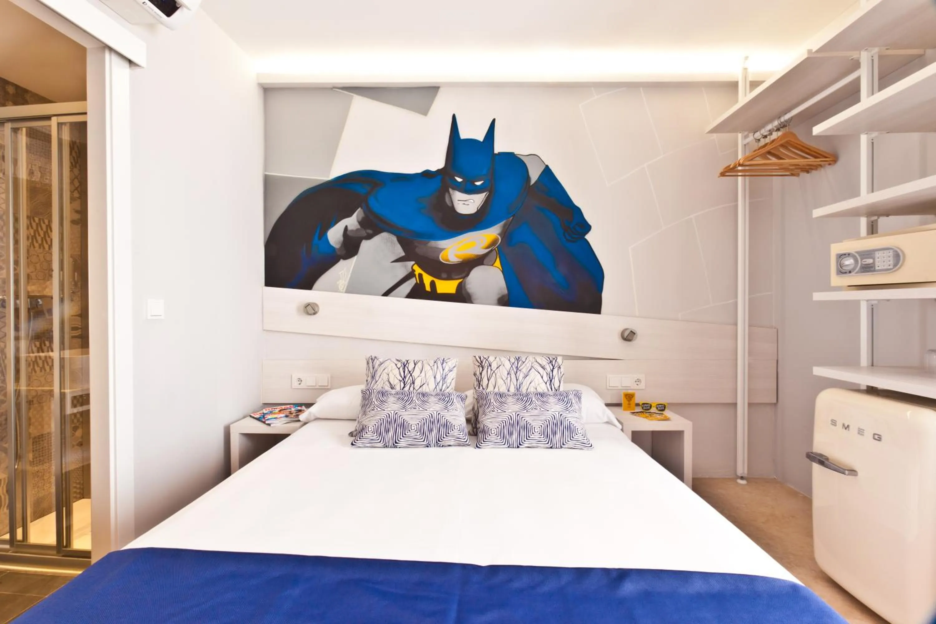 Shower, Bed in Ryans La Marina