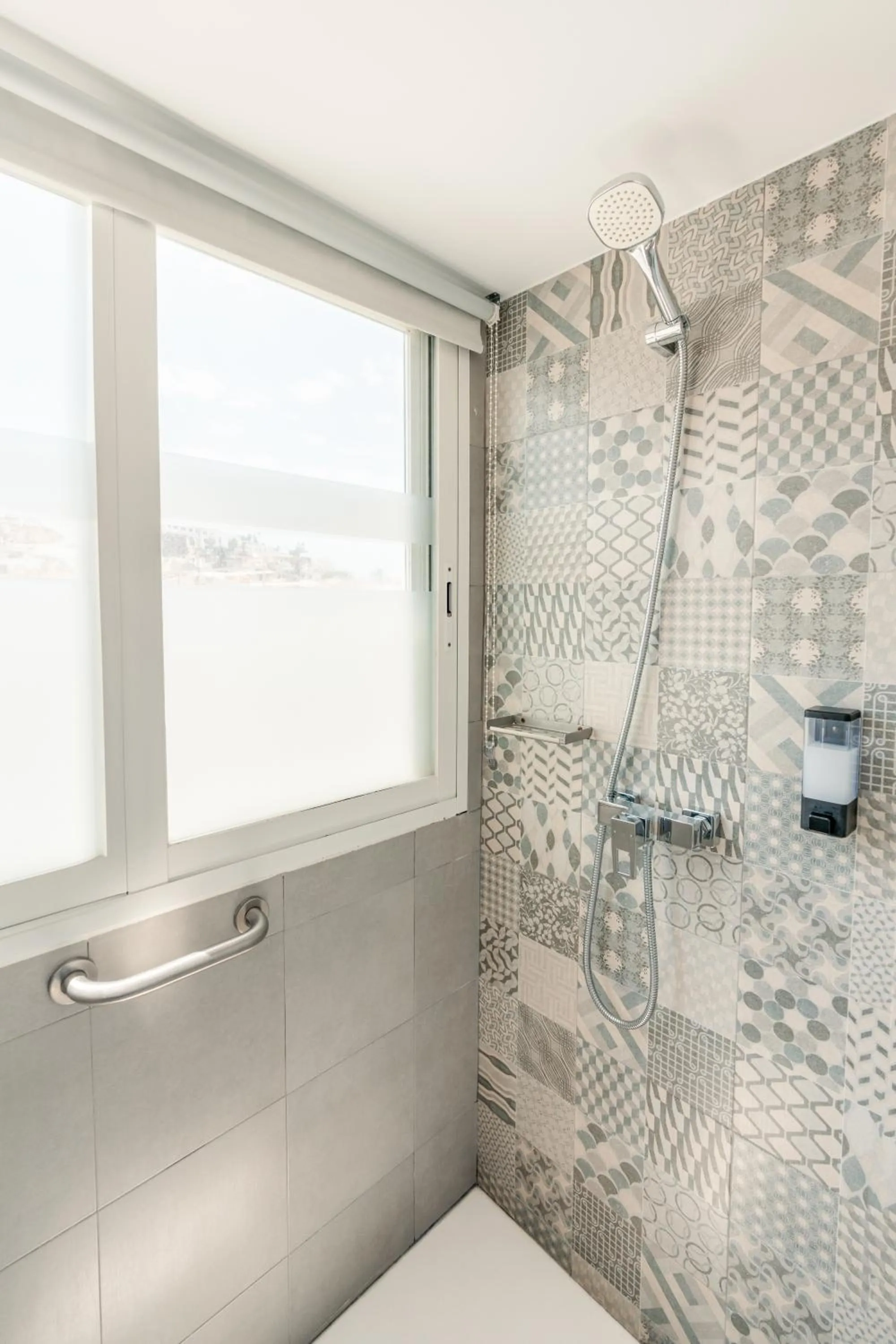 Shower in Ryans La Marina