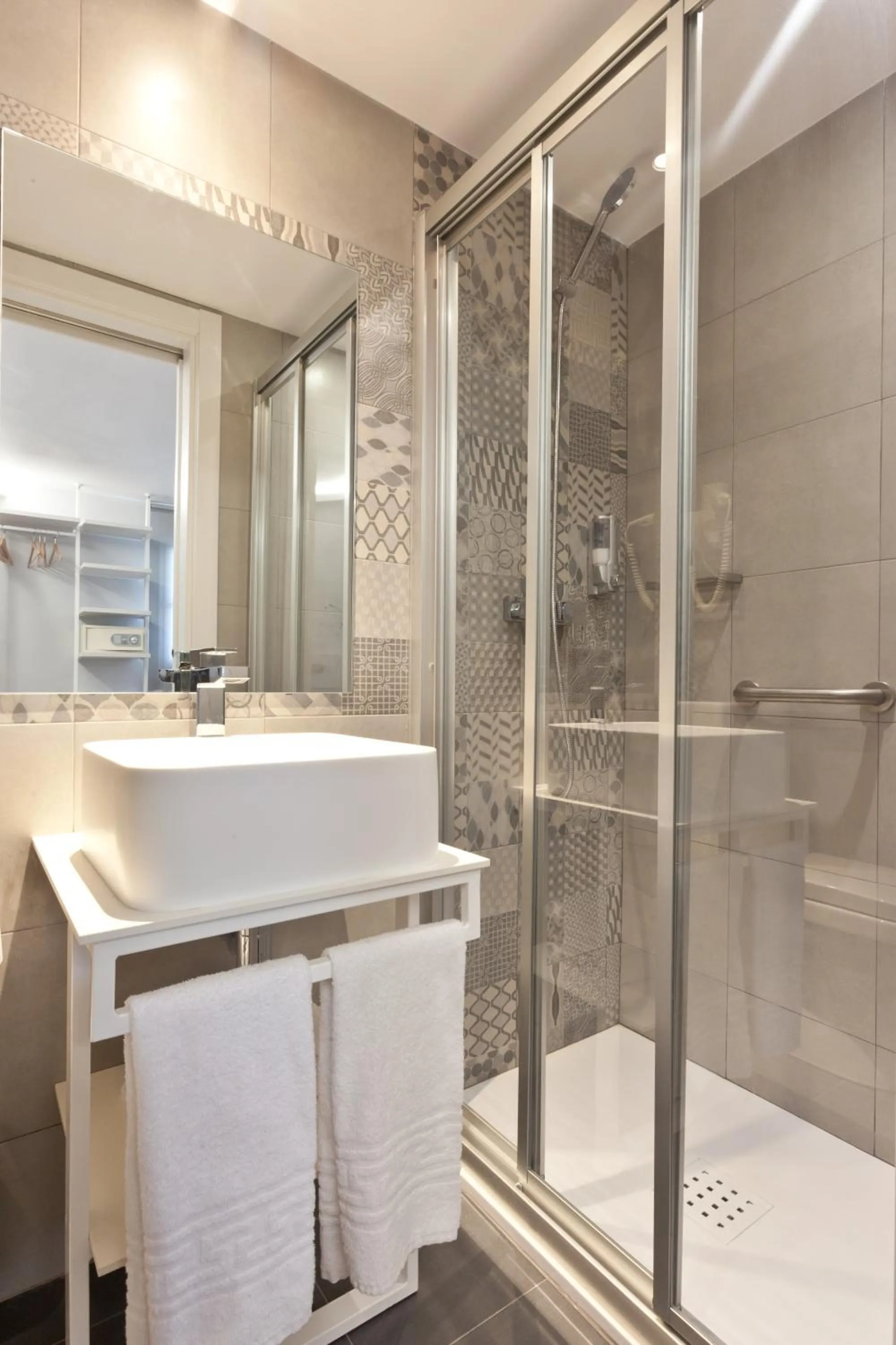 Shower in Ryans La Marina