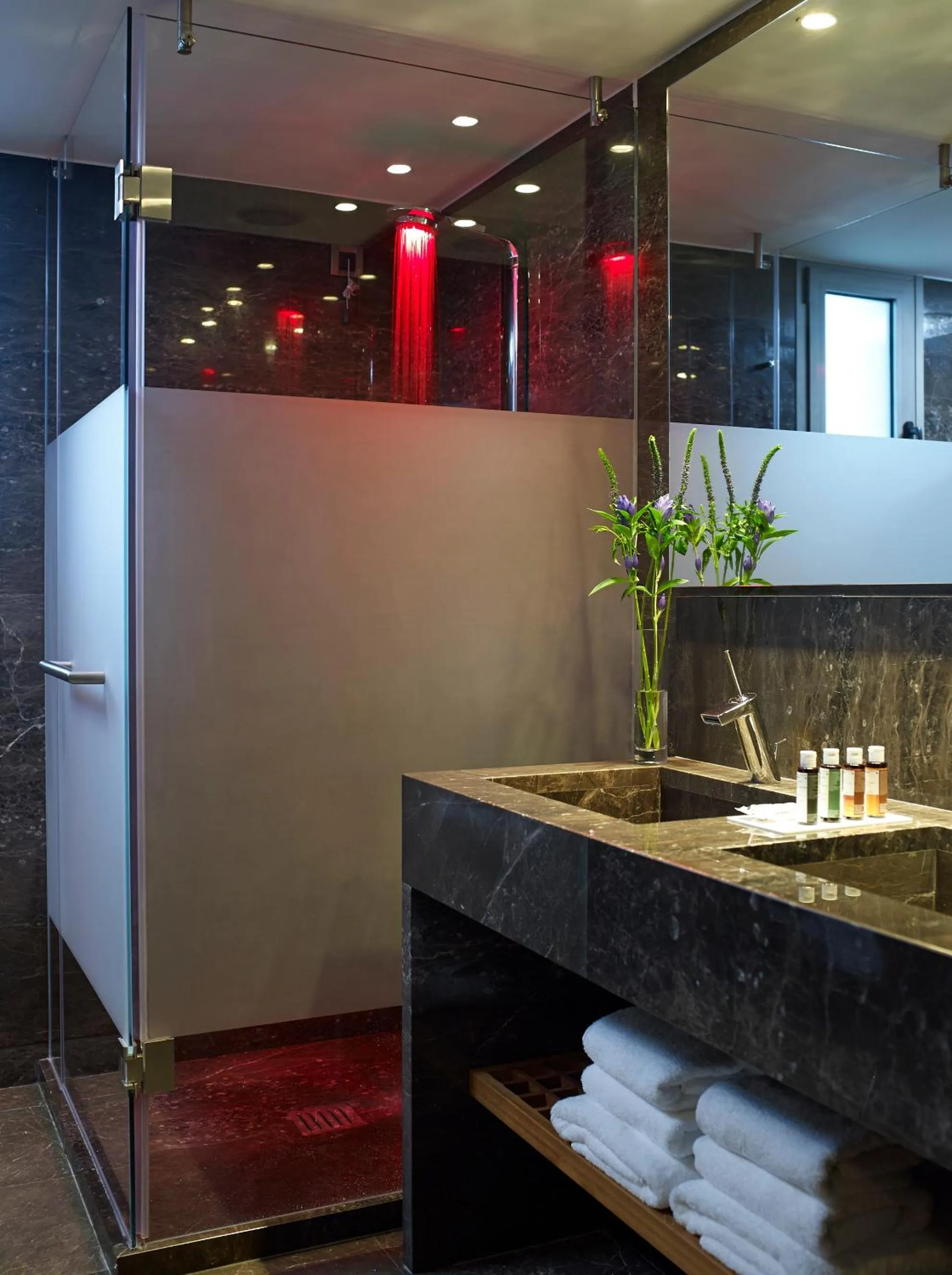 Bathroom in Samaria Hotel