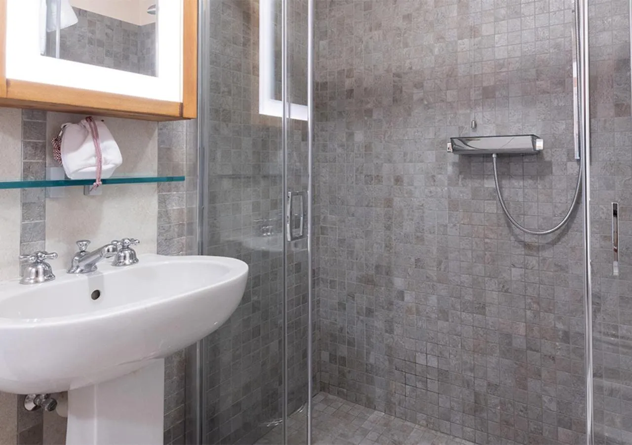 Shower in QC Hotel Bagni Vecchi