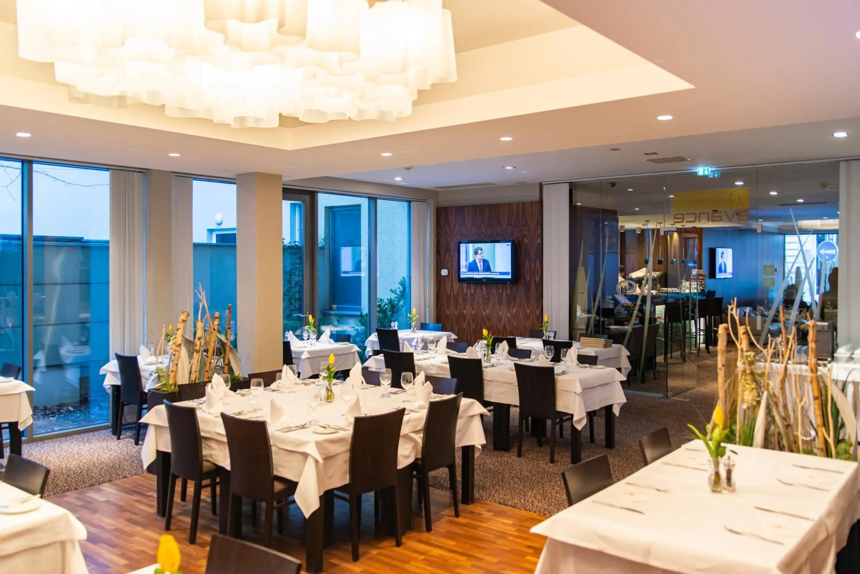 Restaurant/places to eat in Hotel Avance