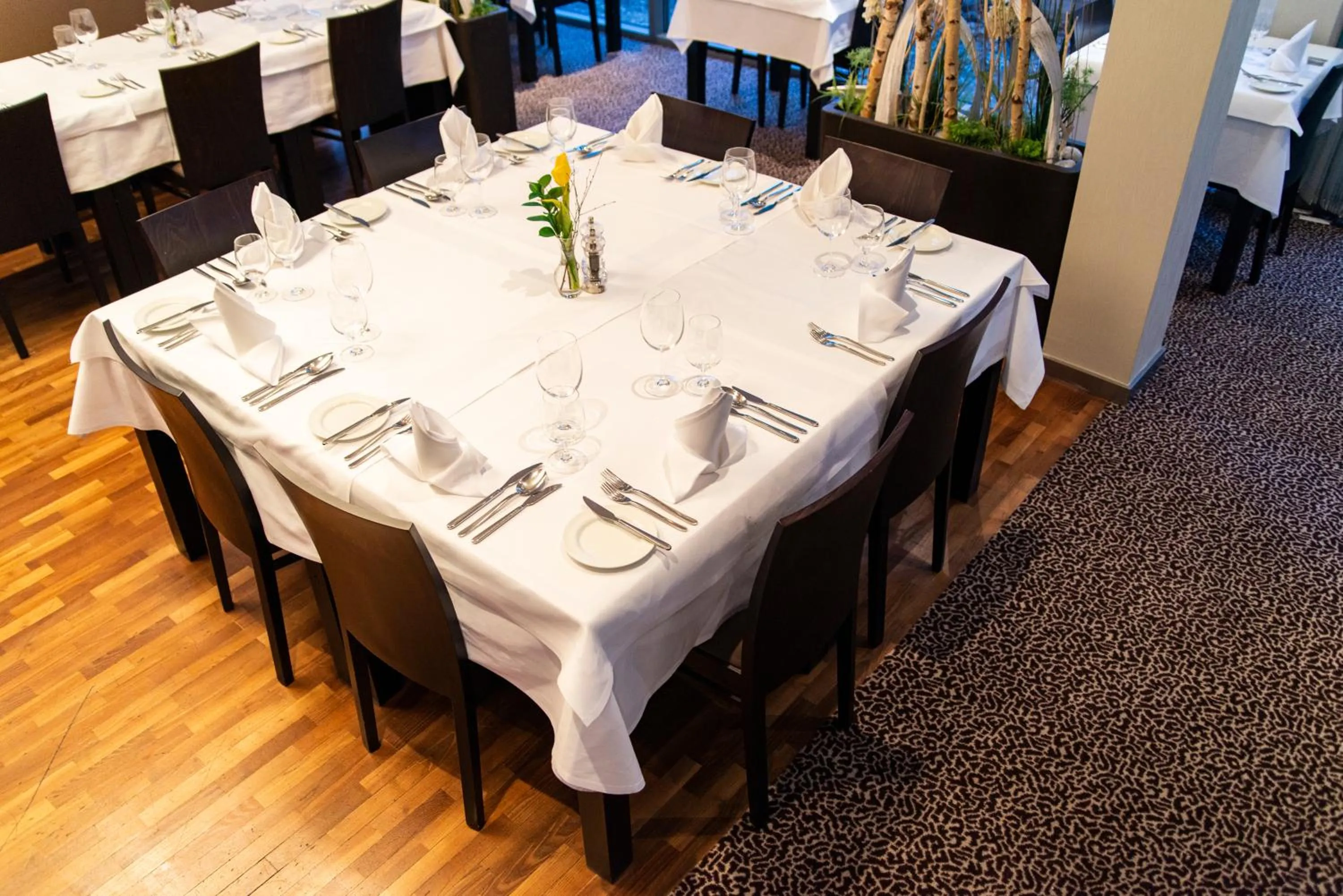 Restaurant/places to eat in Hotel Avance