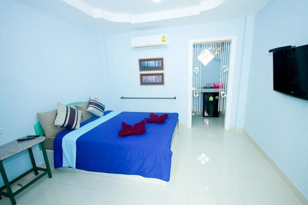 Photo of the whole room, Bed in HappyLove1