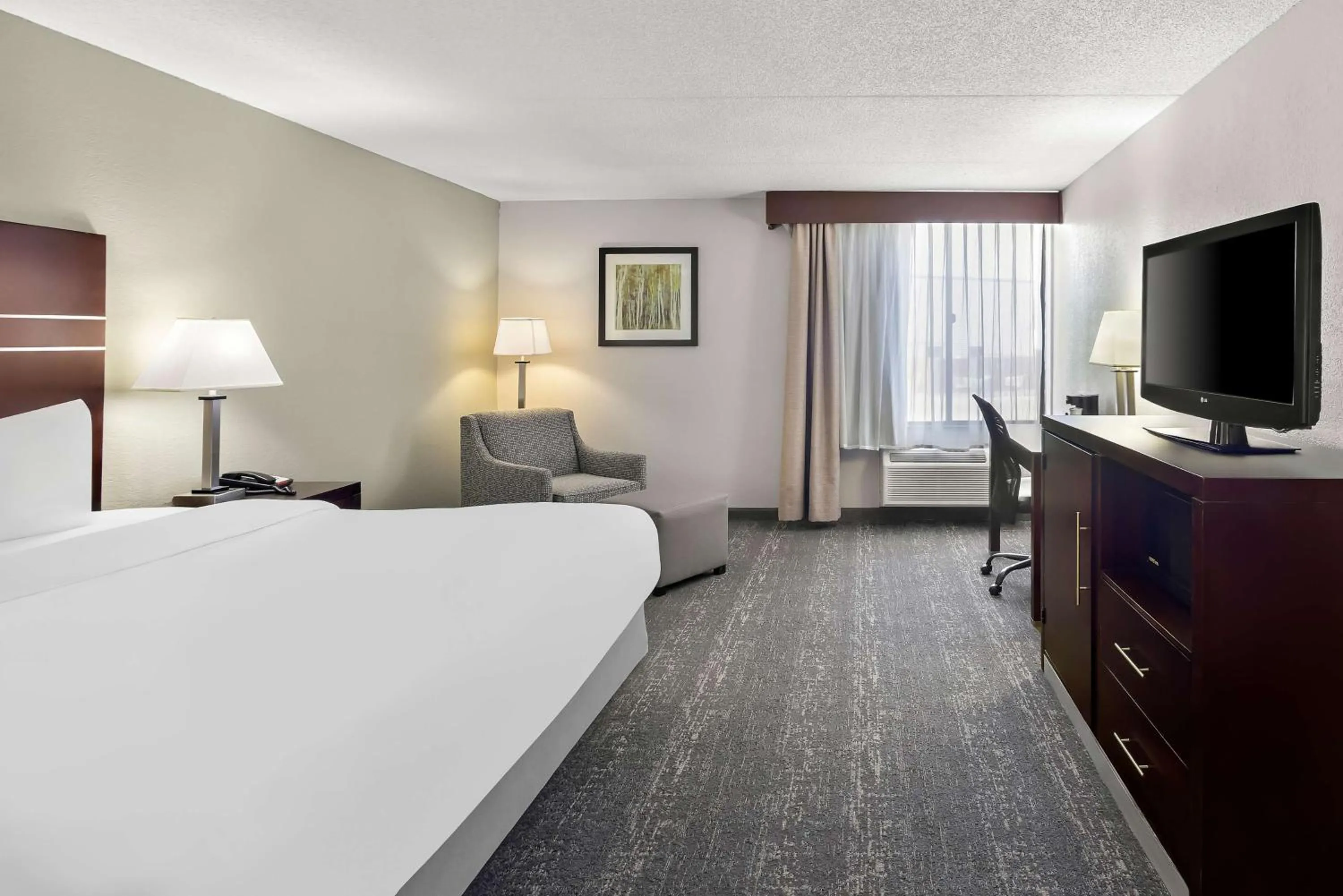 Bedroom, Bed in Best Western Luxbury Inn Fort Wayne