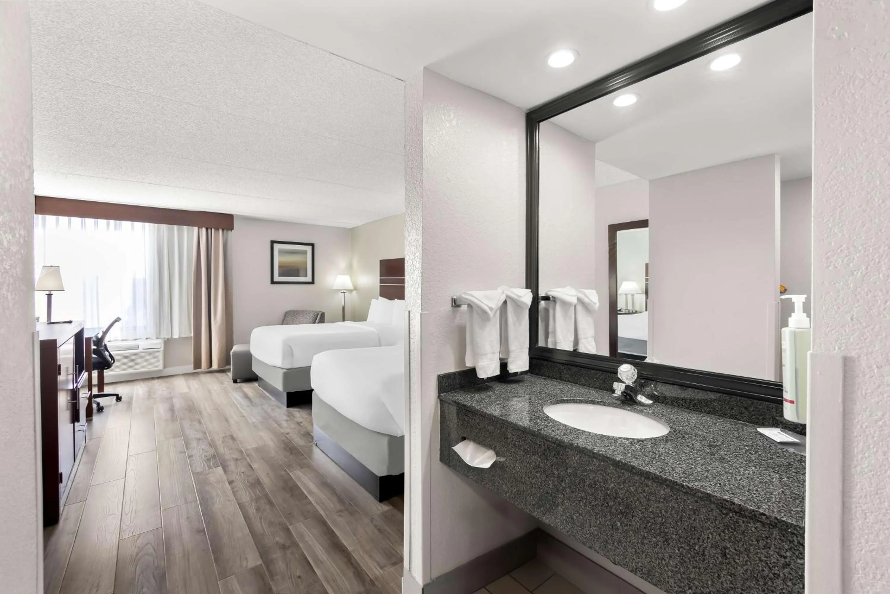 Bedroom, Bed in Best Western Luxbury Inn Fort Wayne