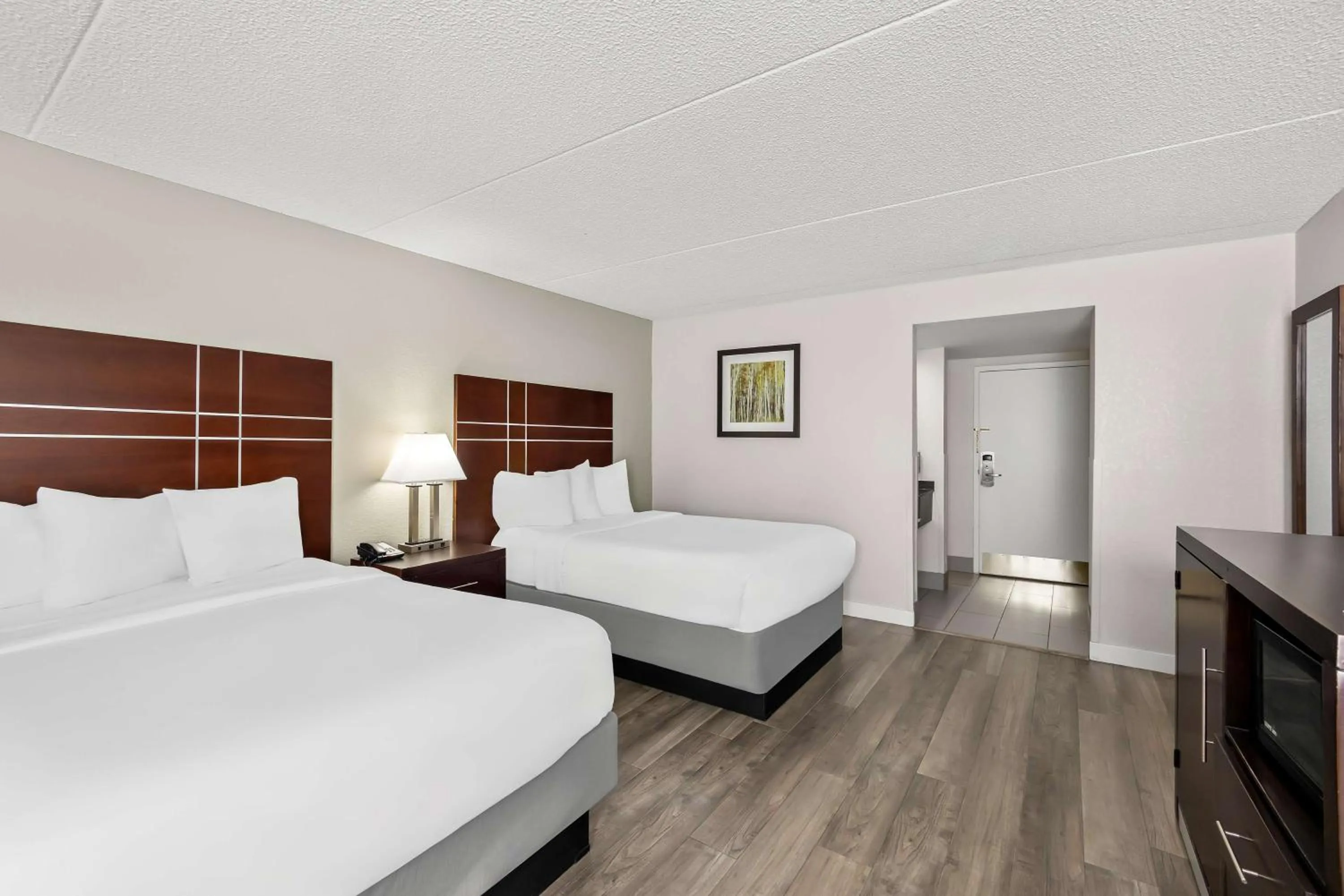 Bedroom, Bed in Best Western Luxbury Inn Fort Wayne