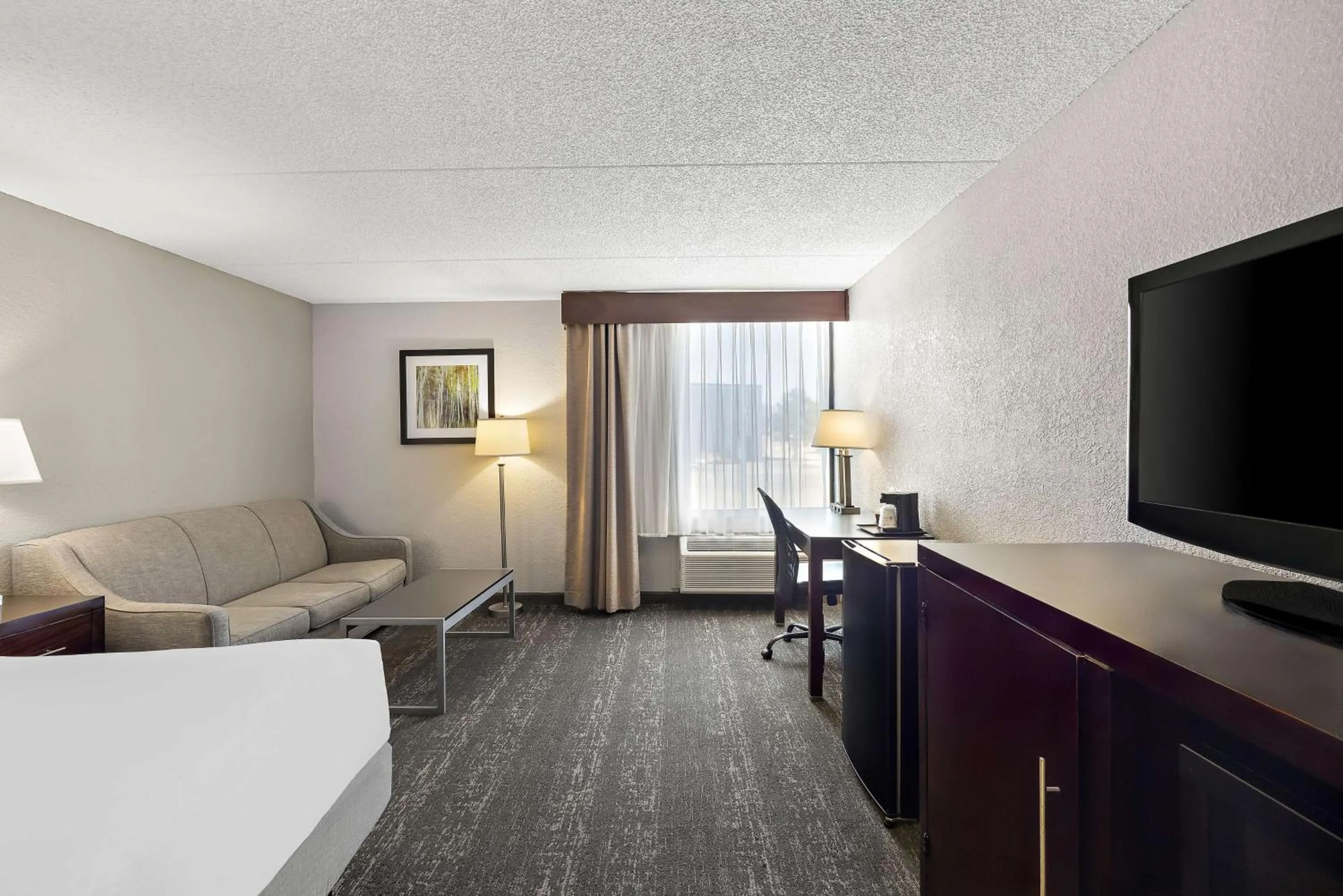 Bedroom, Bed in Best Western Luxbury Inn Fort Wayne