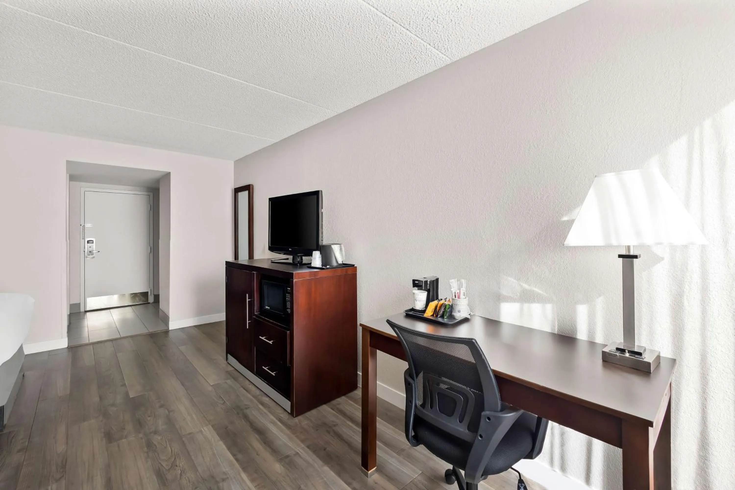 Bedroom in Best Western Luxbury Inn Fort Wayne