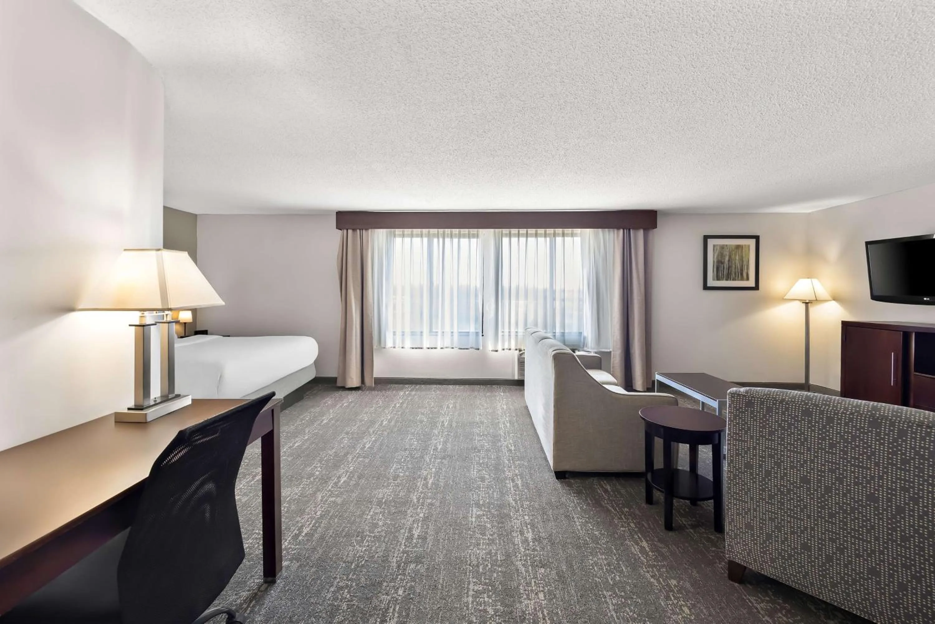 Photo of the whole room, Bed in Best Western Luxbury Inn Fort Wayne