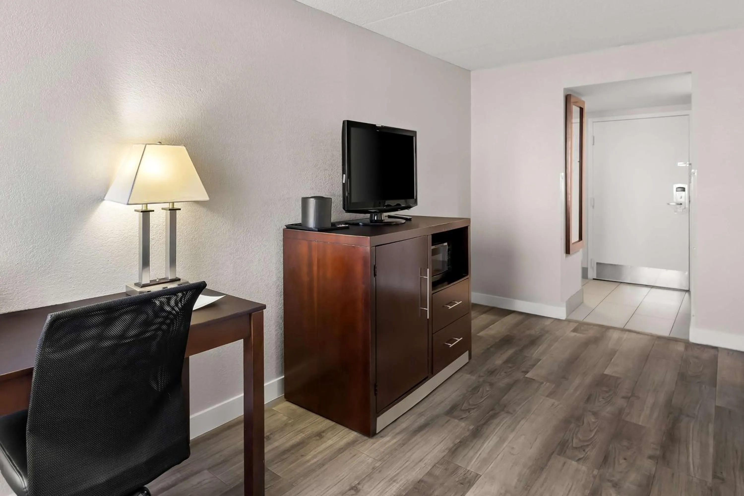 Bedroom in Best Western Luxbury Inn Fort Wayne