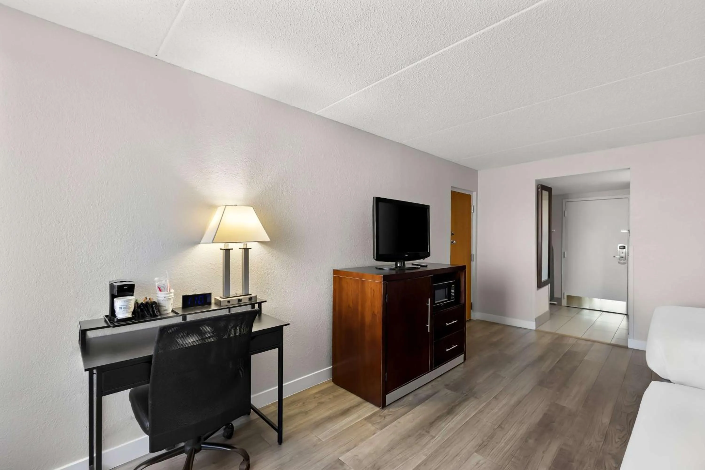 Bedroom, Bed in Best Western Luxbury Inn Fort Wayne