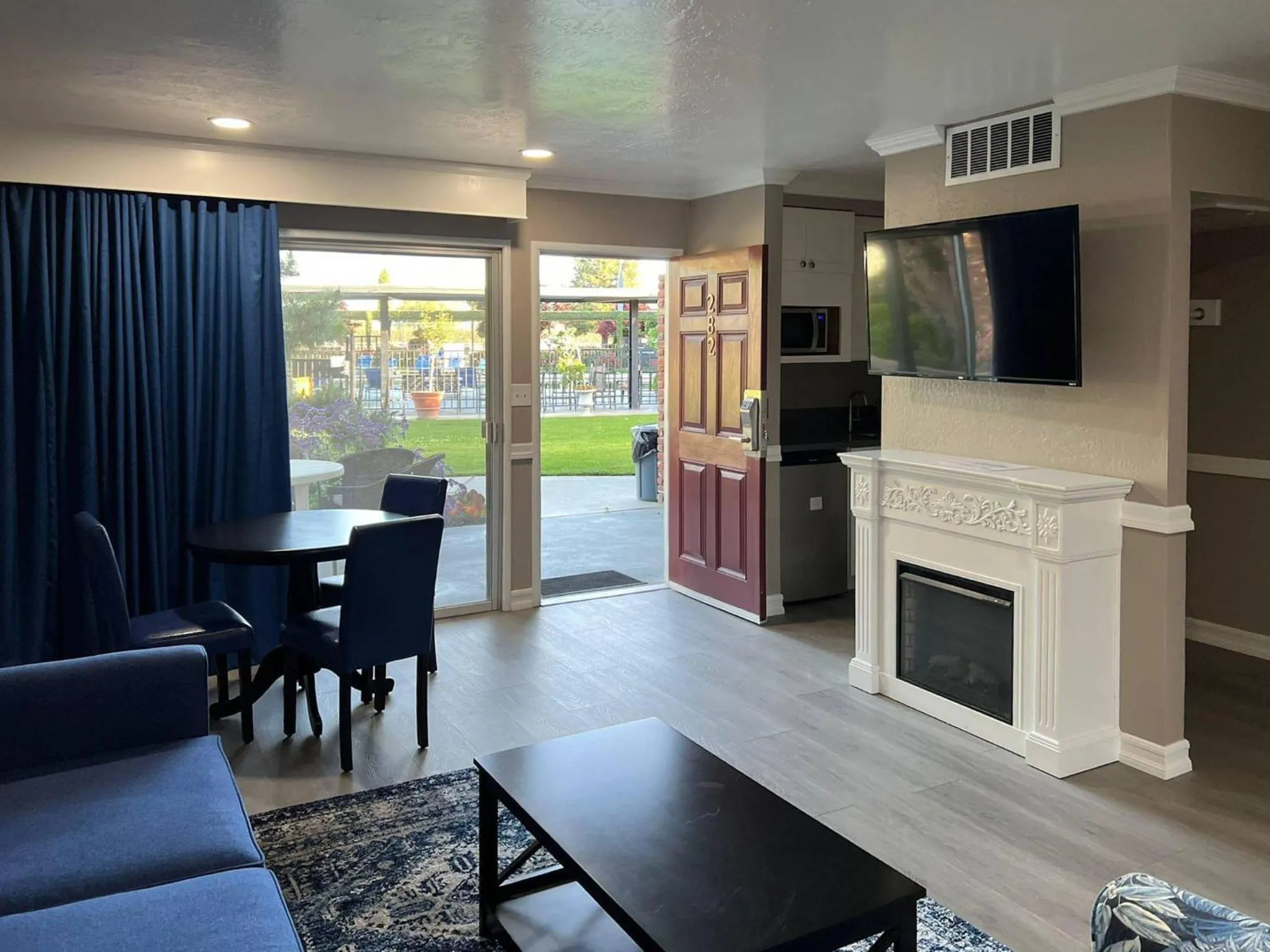 Bedroom in Lamp Liter Inn Visalia, an Ascend Collection Hotel