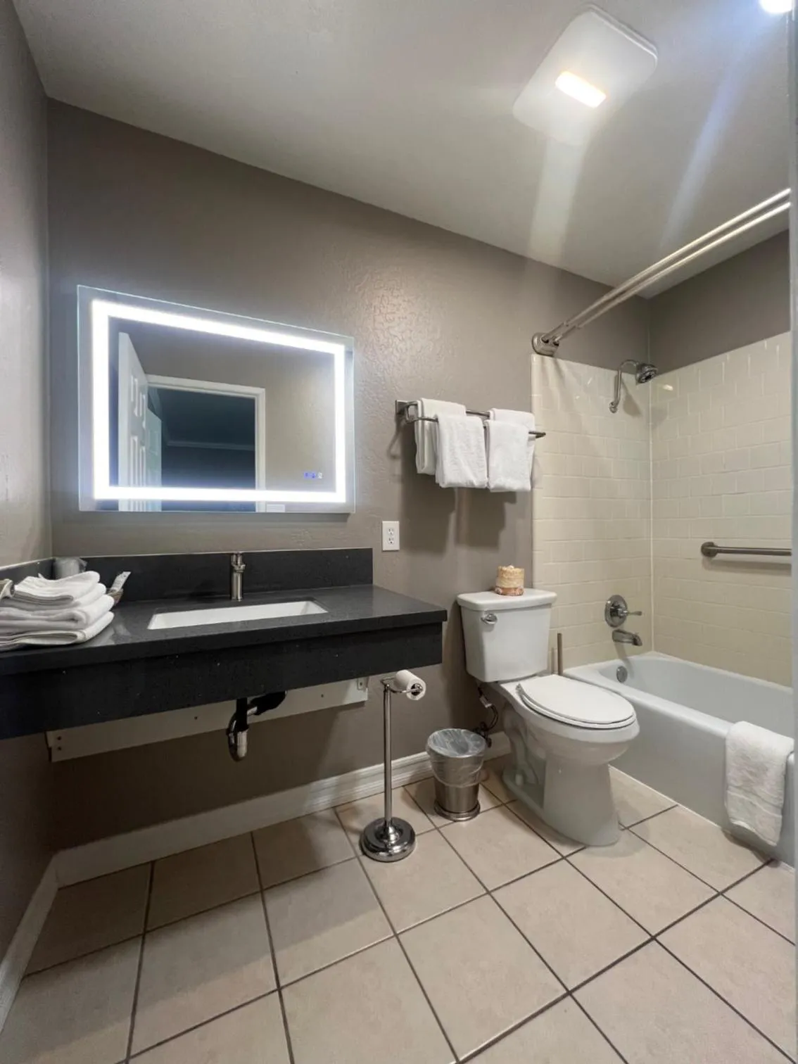 Lamp Liter Inn Visalia, an Ascend Collection Hotel