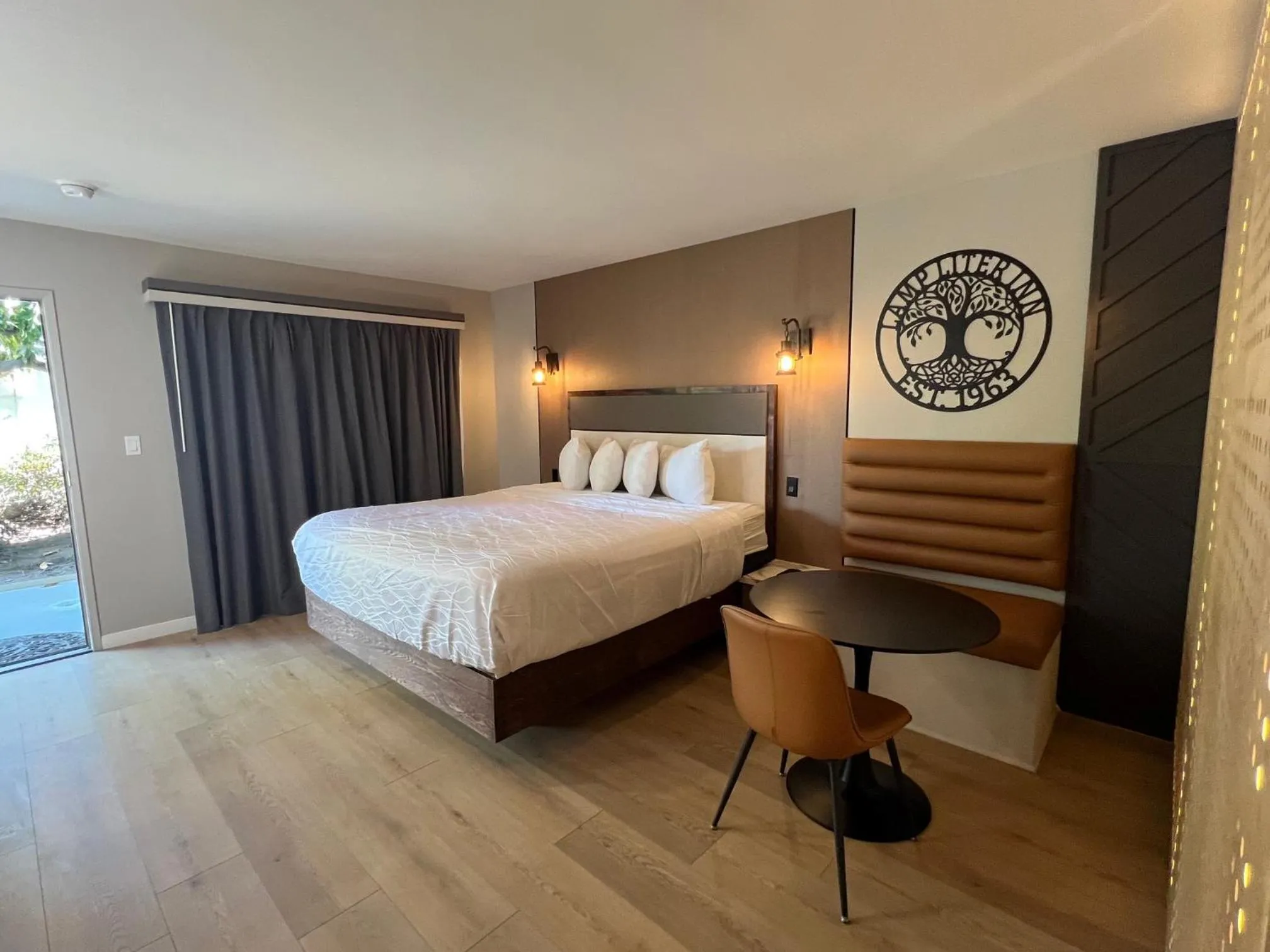 Bed in Lamp Liter Inn Visalia, an Ascend Collection Hotel