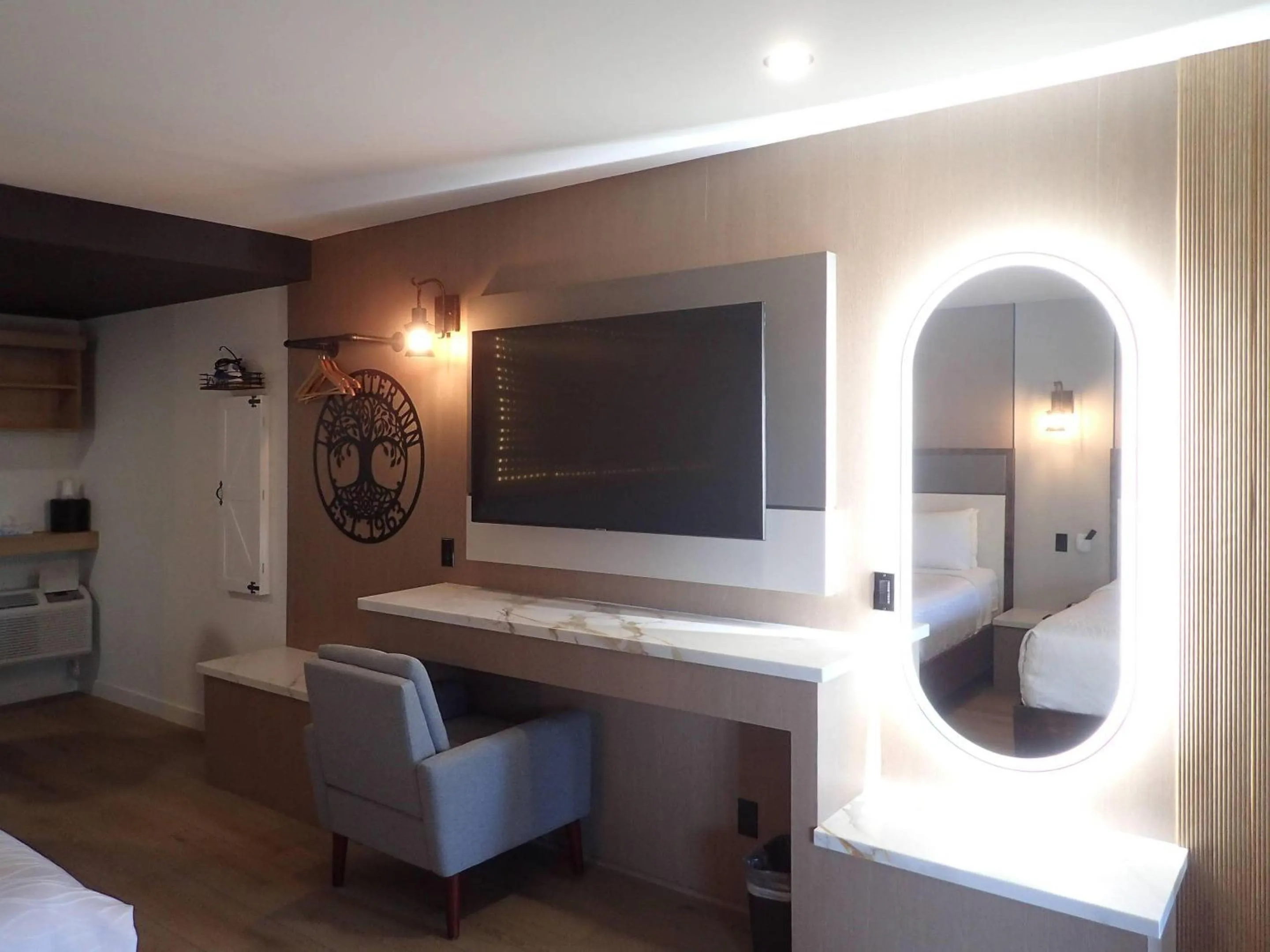 Bedroom, Bed in Lamp Liter Inn Visalia, an Ascend Collection Hotel