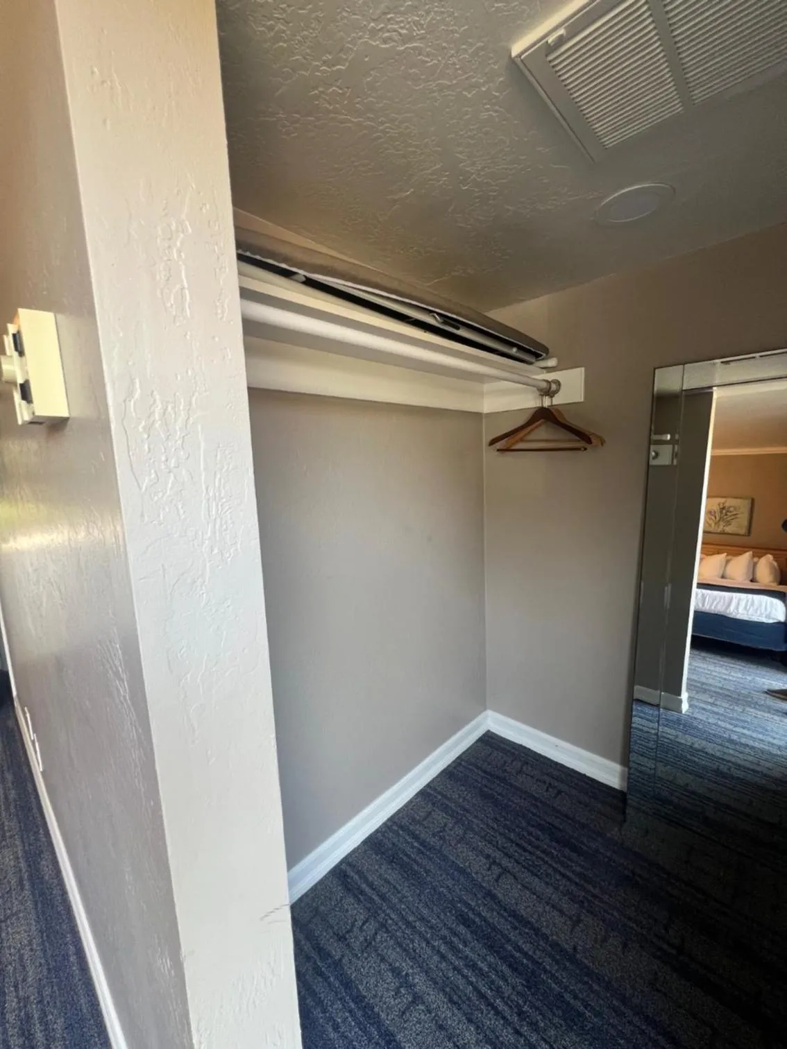 Bed in Lamp Liter Inn Visalia, an Ascend Collection Hotel