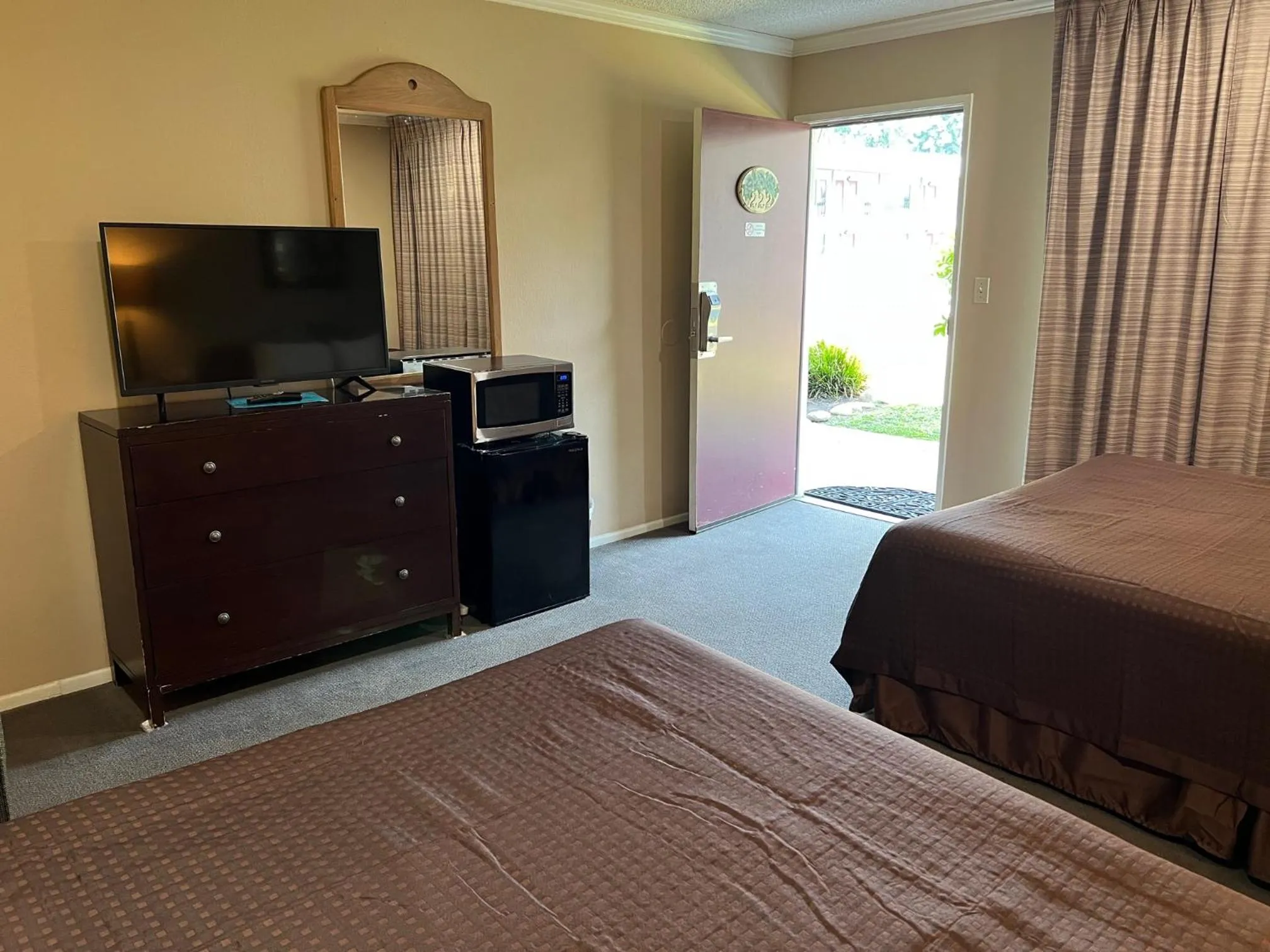 TV and multimedia, Bed in Lamp Liter Inn Visalia, an Ascend Collection Hotel