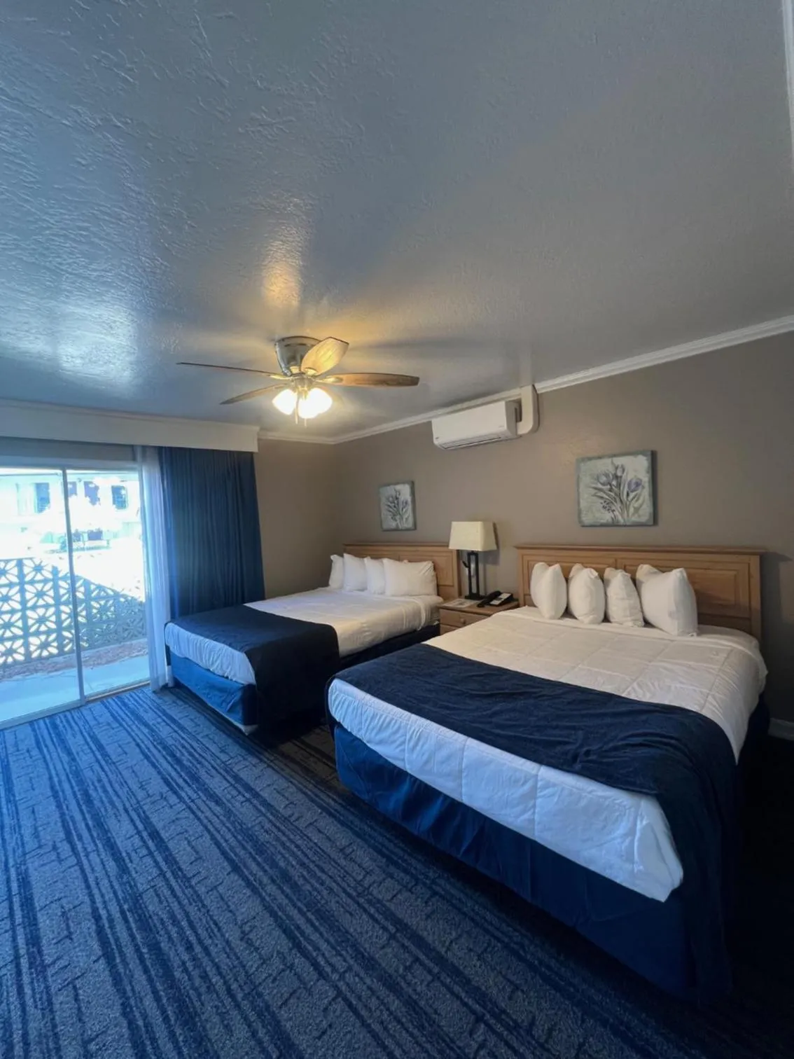 Bed in Lamp Liter Inn Visalia, an Ascend Collection Hotel