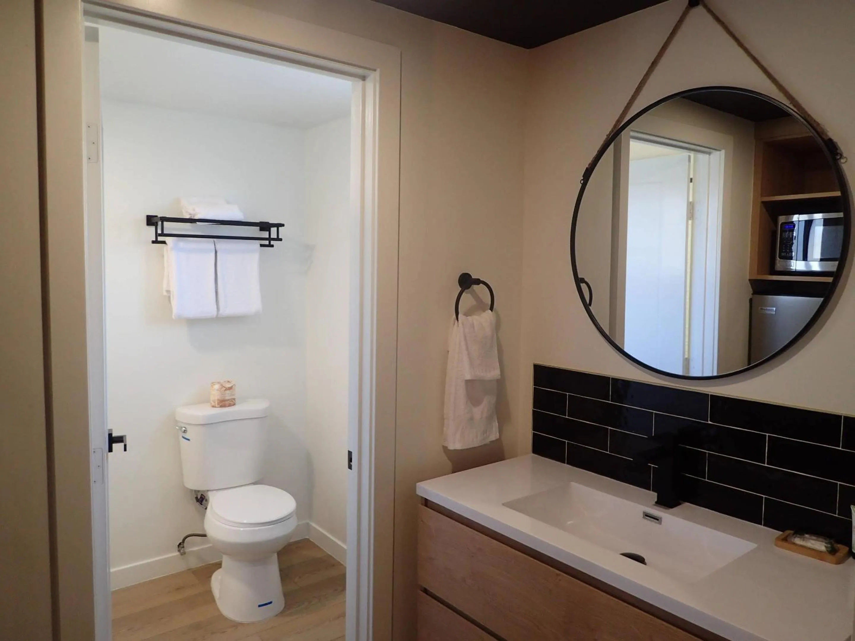 Bedroom in Lamp Liter Inn Visalia, an Ascend Collection Hotel