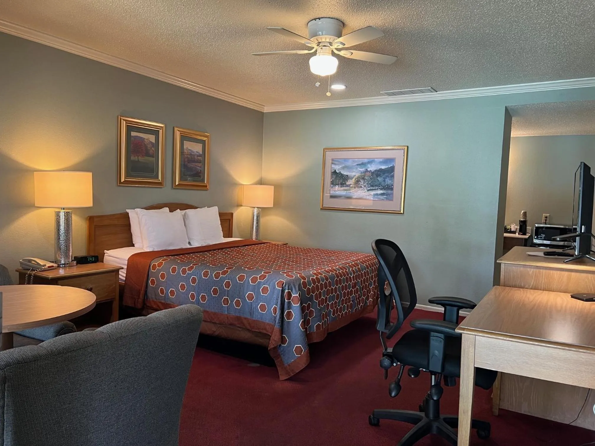 Photo of the whole room, Bed in Lamp Liter Inn Visalia, an Ascend Collection Hotel