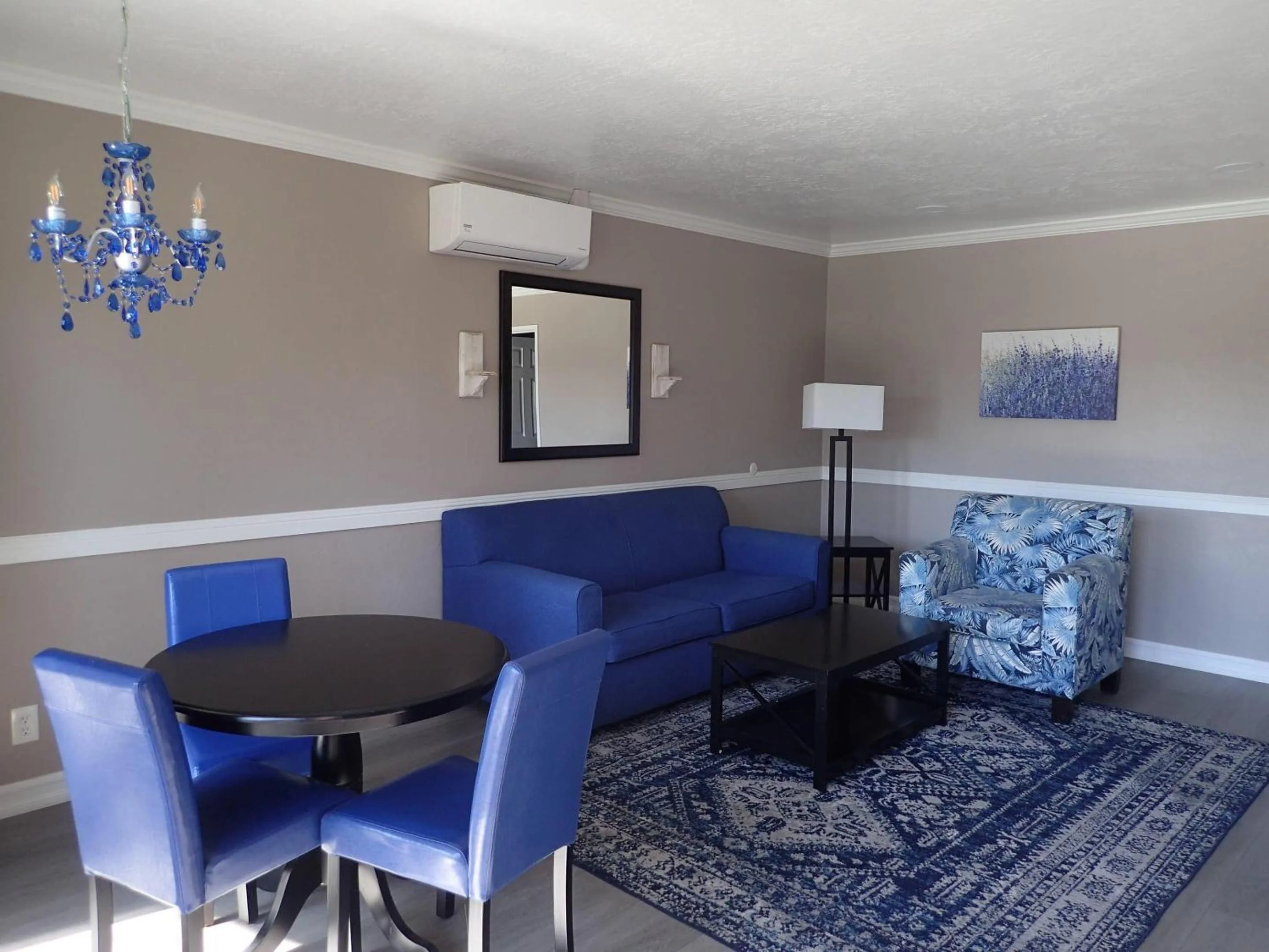 Bedroom in Lamp Liter Inn Visalia, an Ascend Collection Hotel