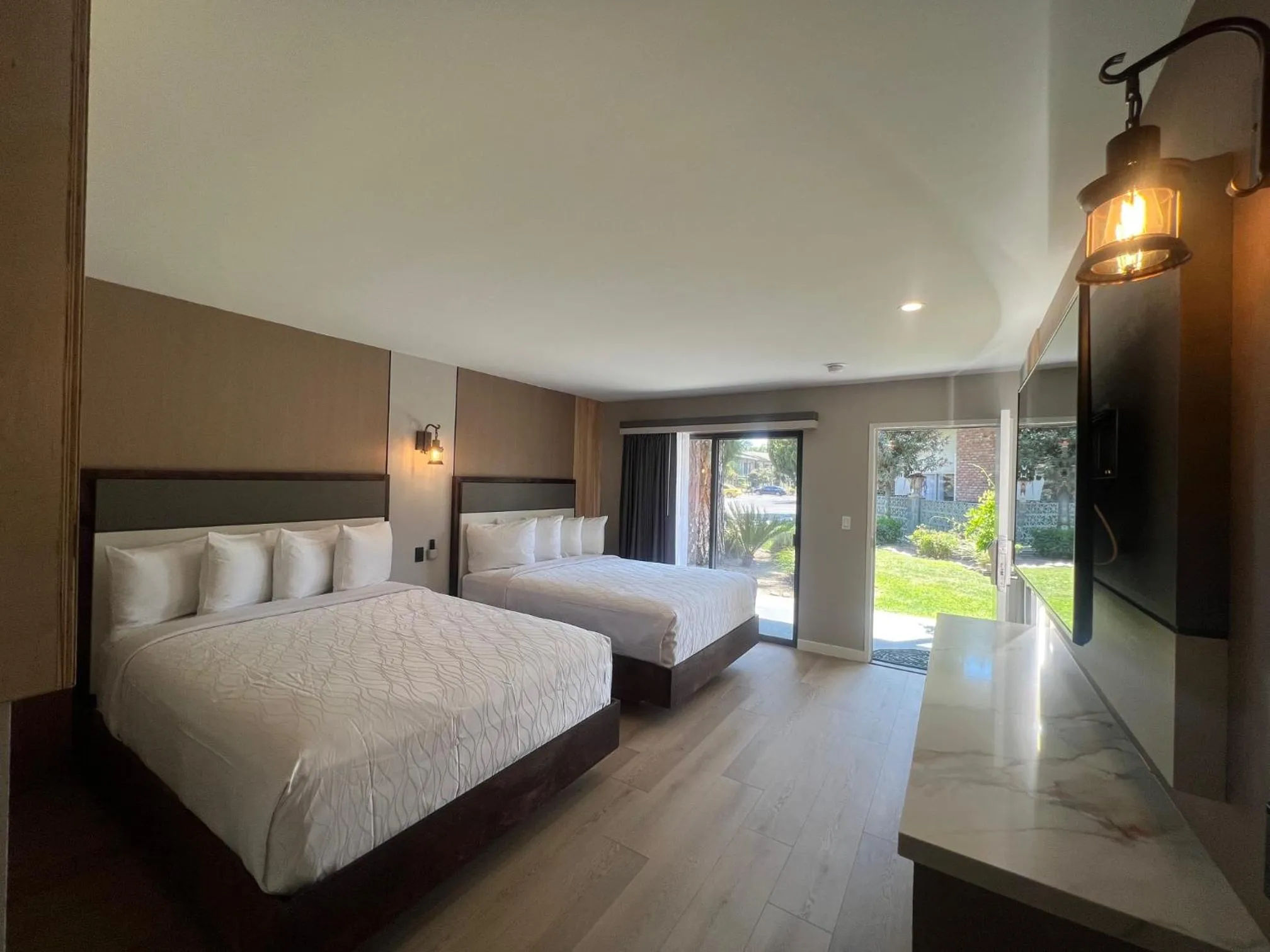 Bed in Lamp Liter Inn Visalia, an Ascend Collection Hotel