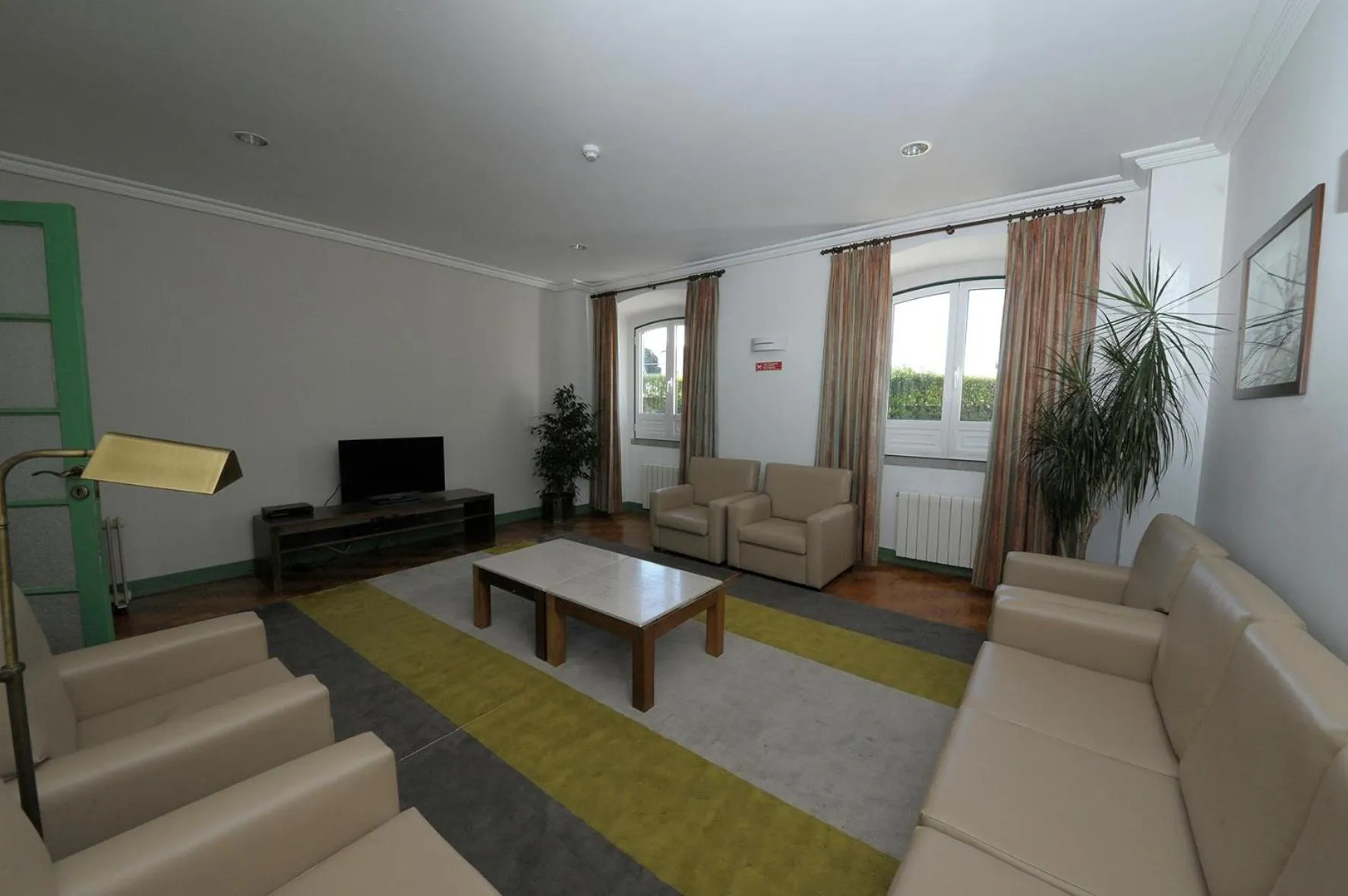 Communal lounge/ TV room in Hotel Irmãs Dominicanas - Fátima by Flagworld Hotels