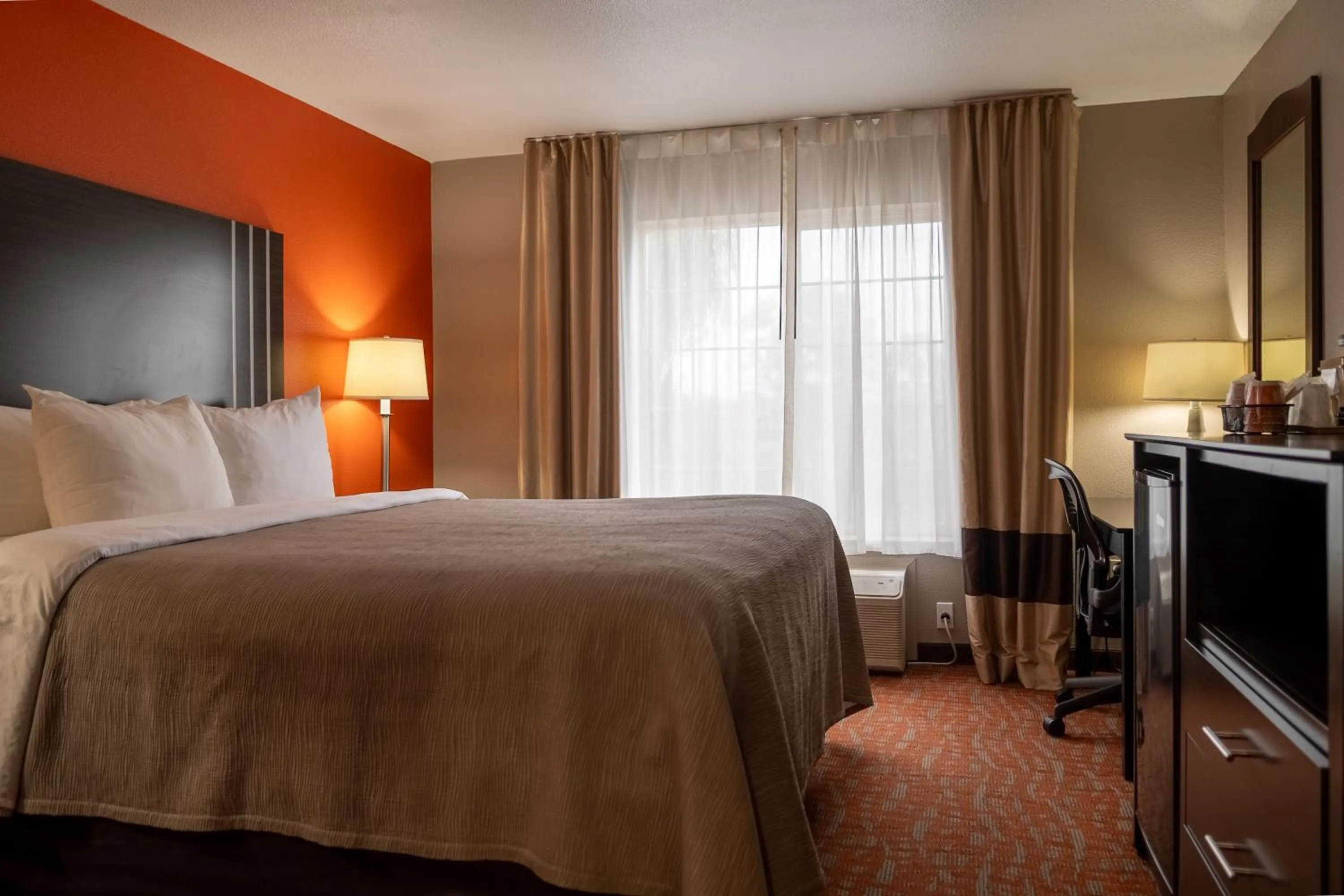 Bed in Quality Inn & Suites Fresno Northwest