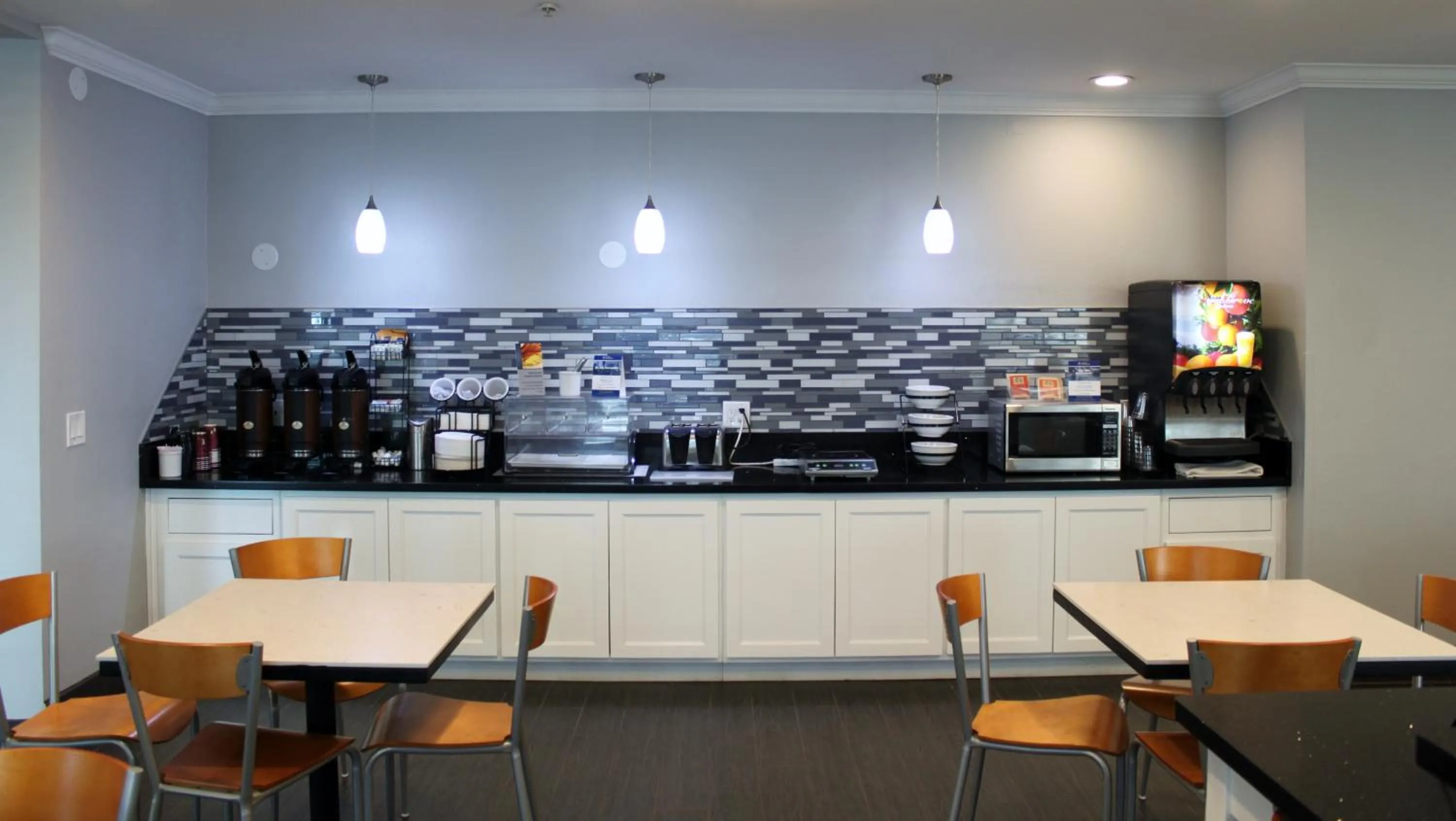 Buffet breakfast in Best Western Visalia Hotel