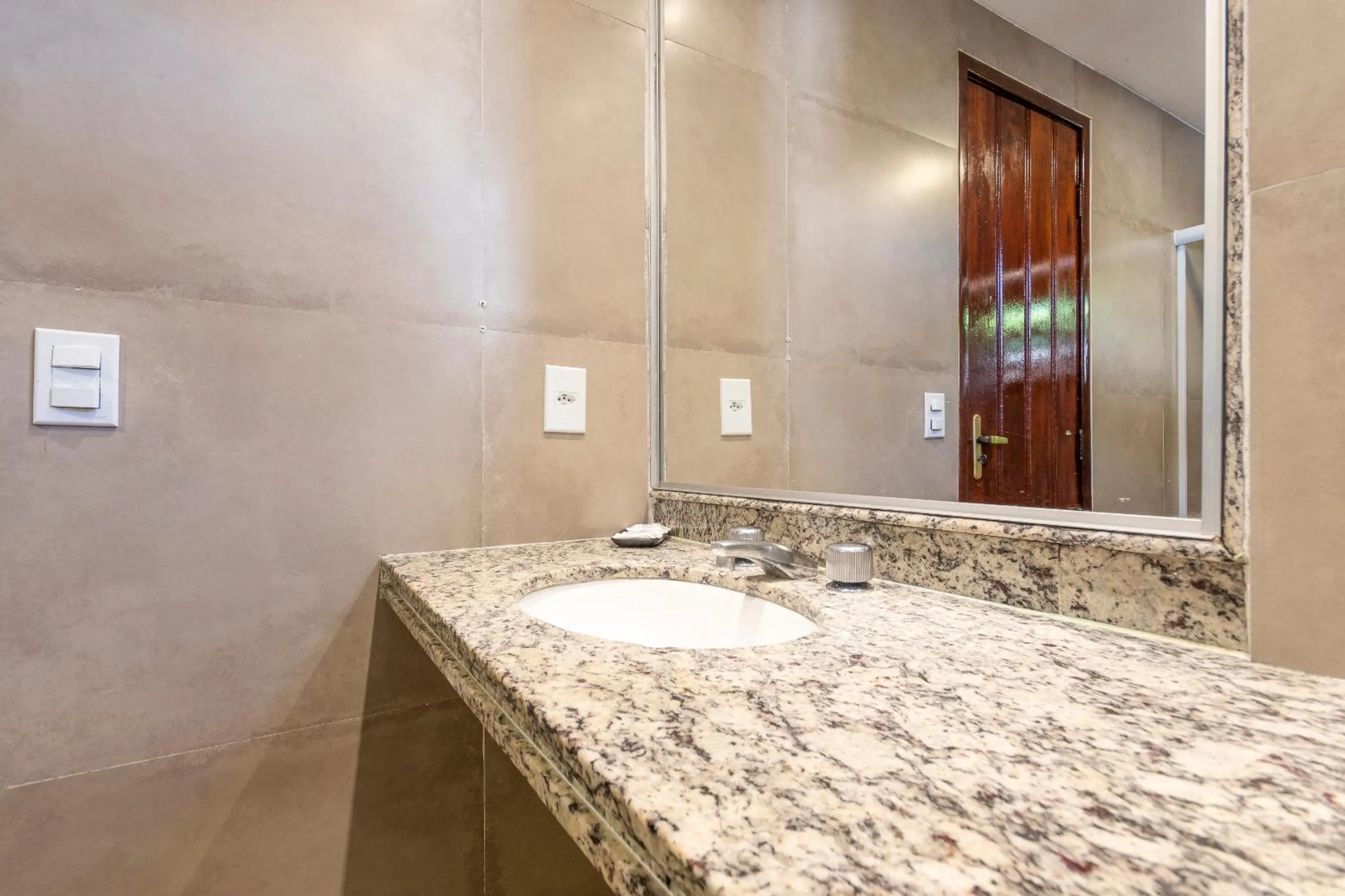 Shower in Hotel Ilha Branca Inn