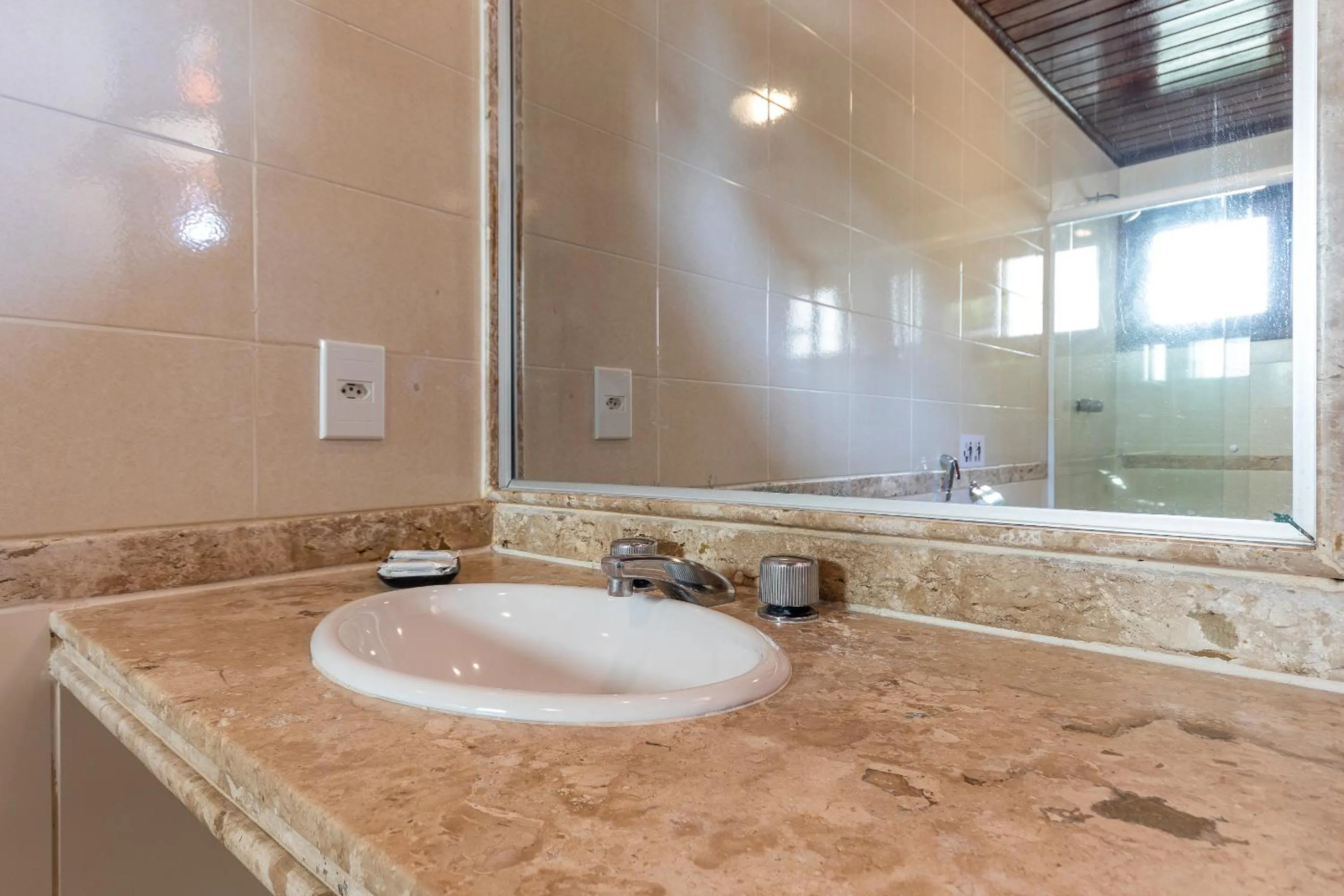 Shower in Hotel Ilha Branca Inn