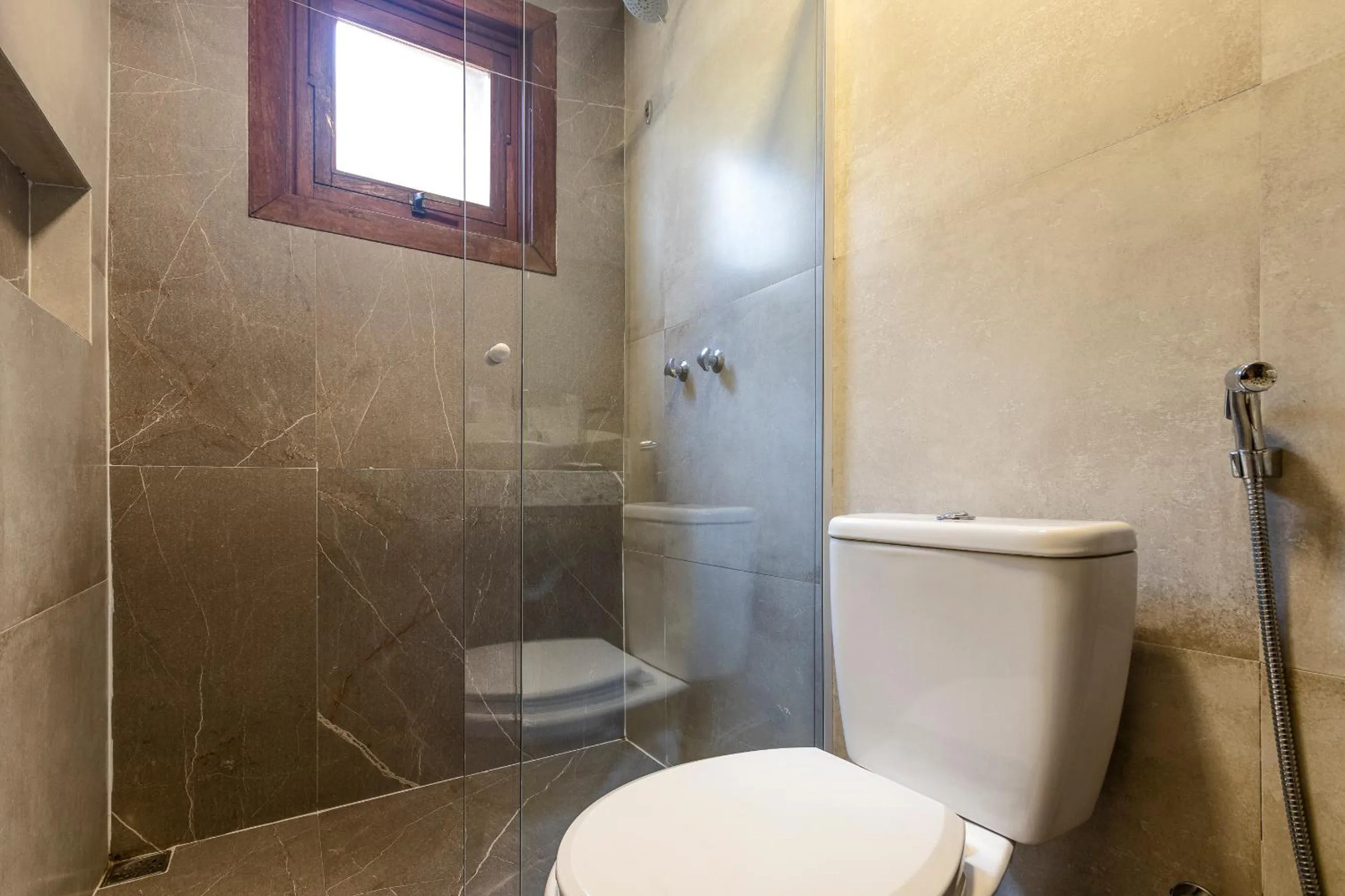 Shower in Hotel Ilha Branca Inn