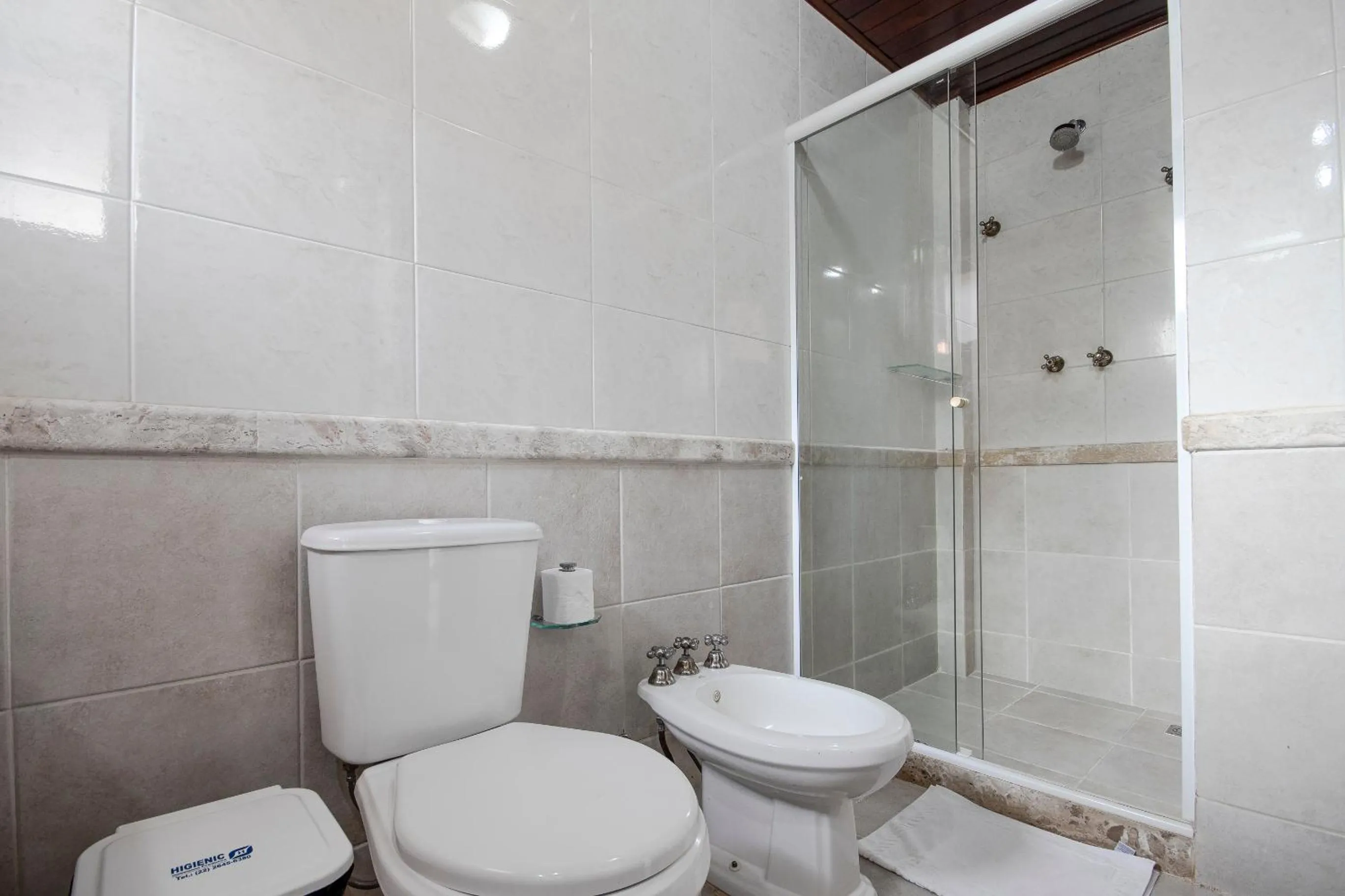 Shower in Hotel Ilha Branca Inn