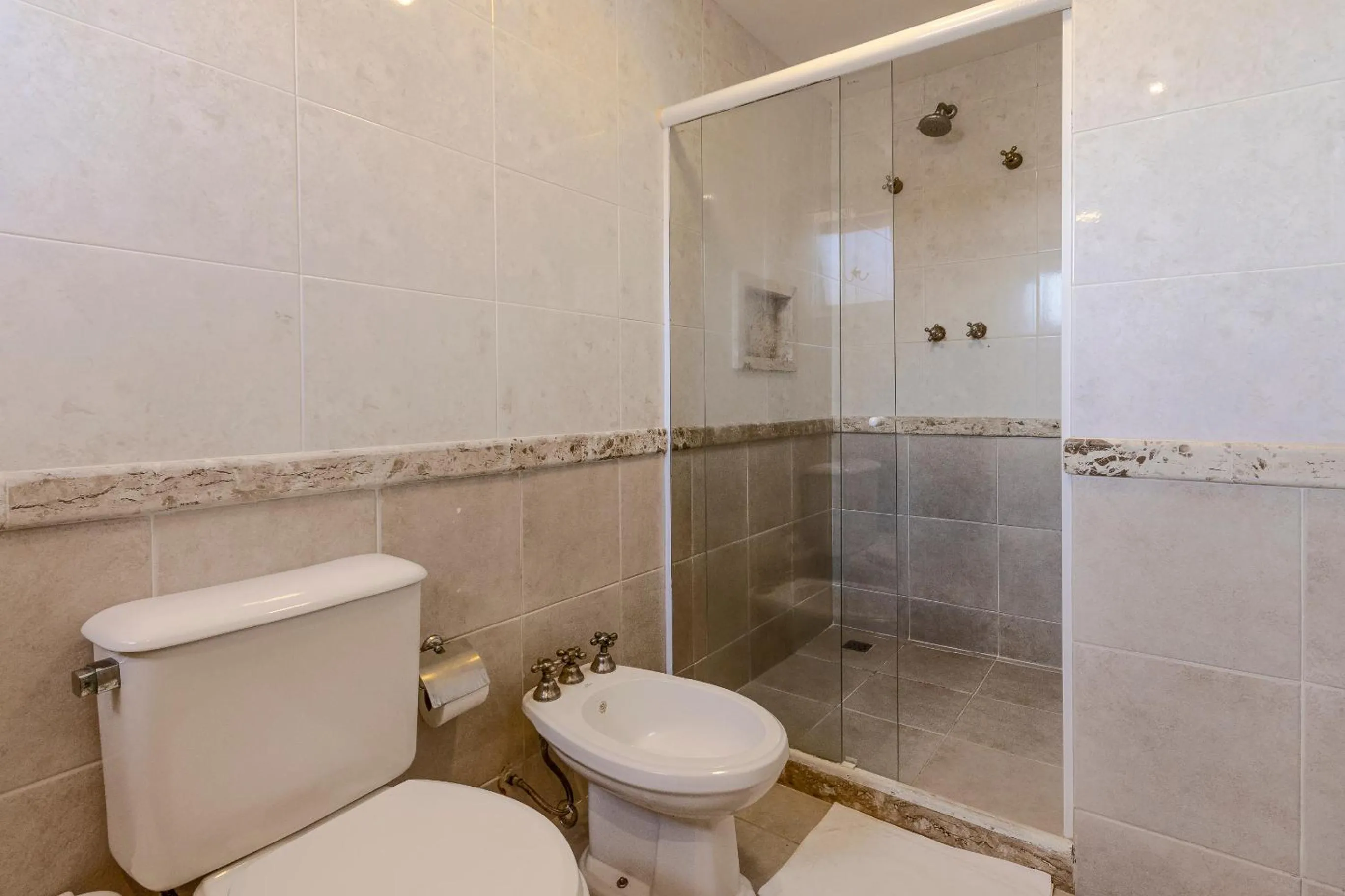 Shower in Hotel Ilha Branca Inn