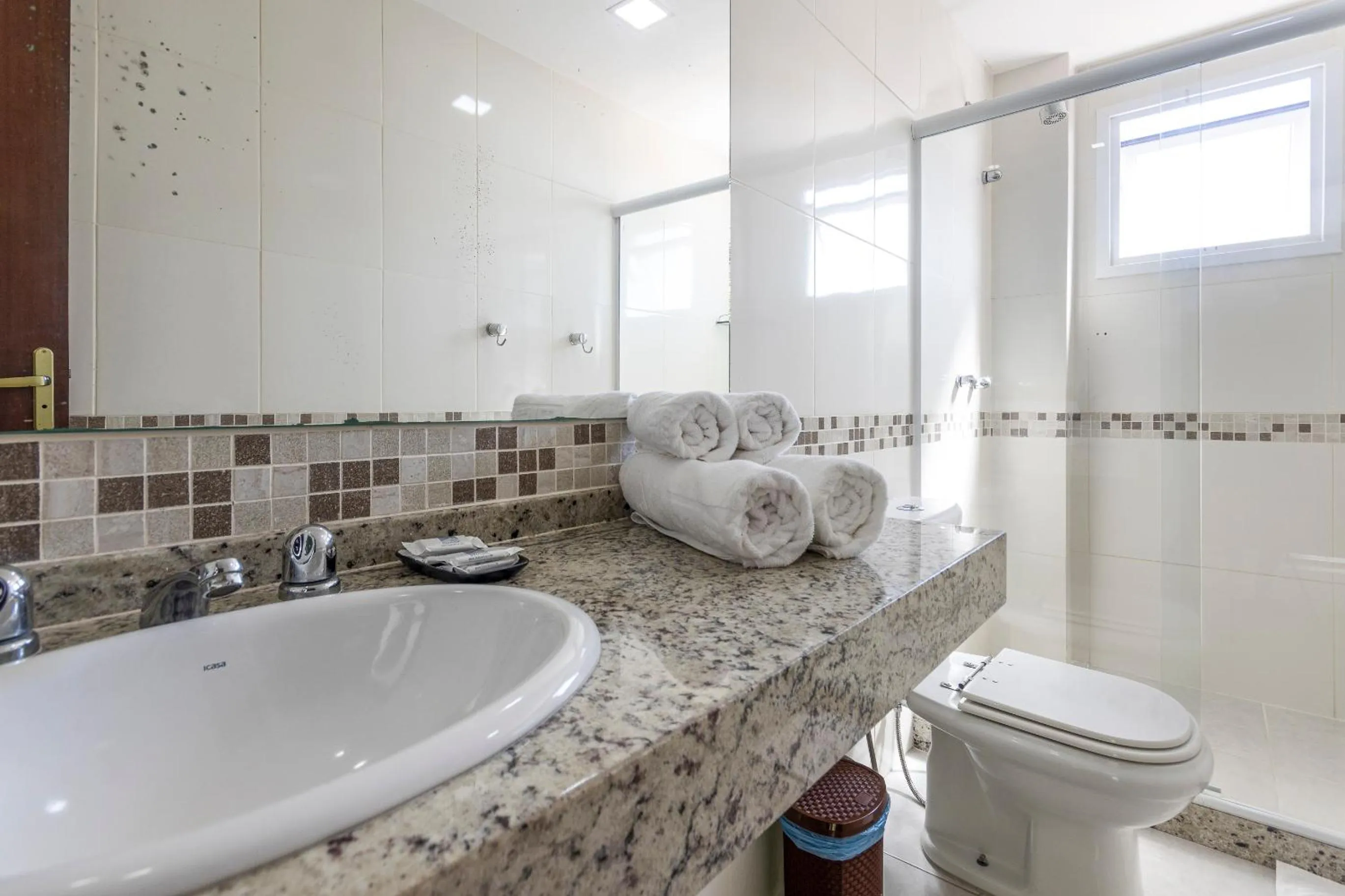 Shower in Hotel Ilha Branca Inn