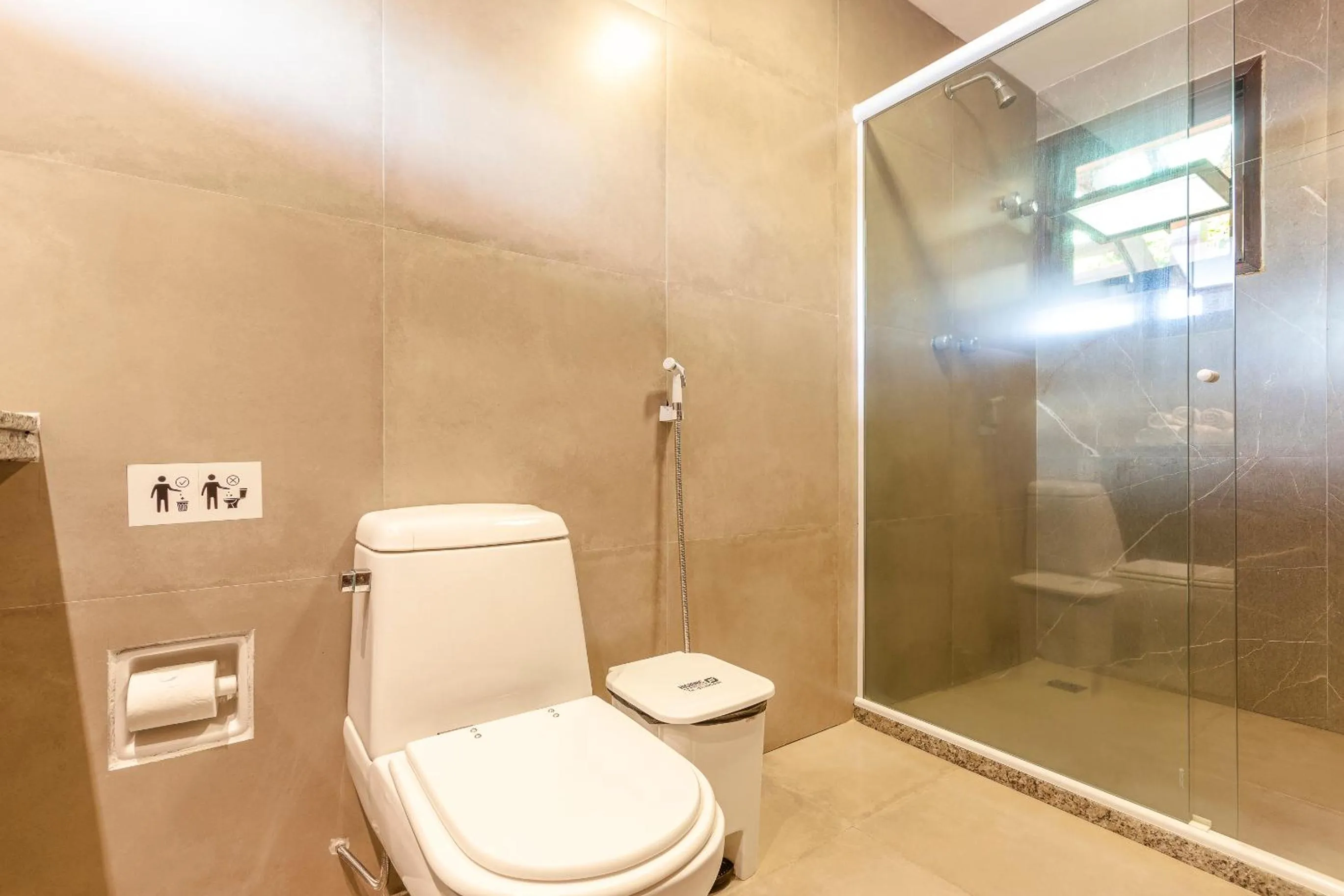 Shower in Hotel Ilha Branca Inn