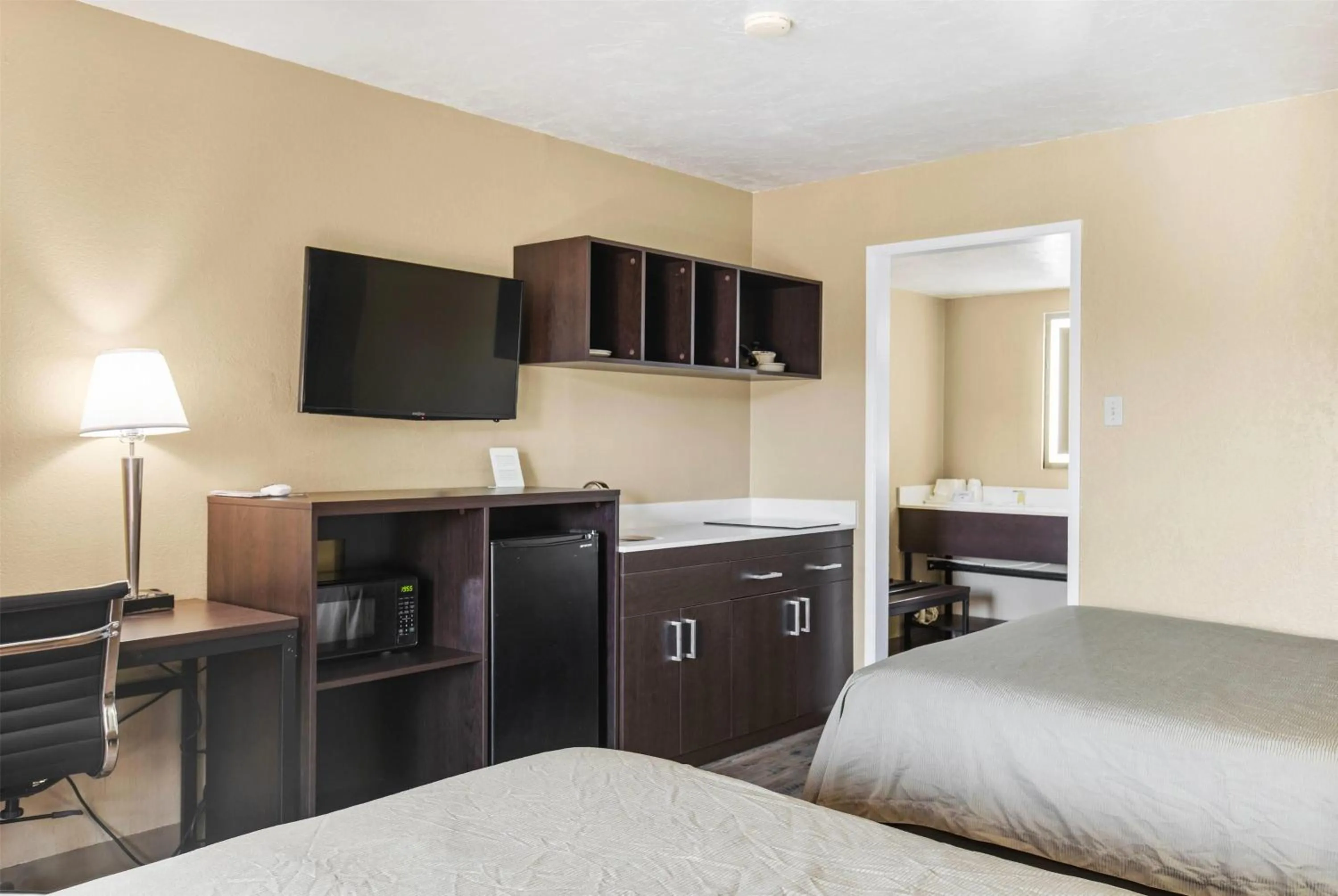 Photo of the whole room, Bed in Super 8 by Wyndham St. George UT