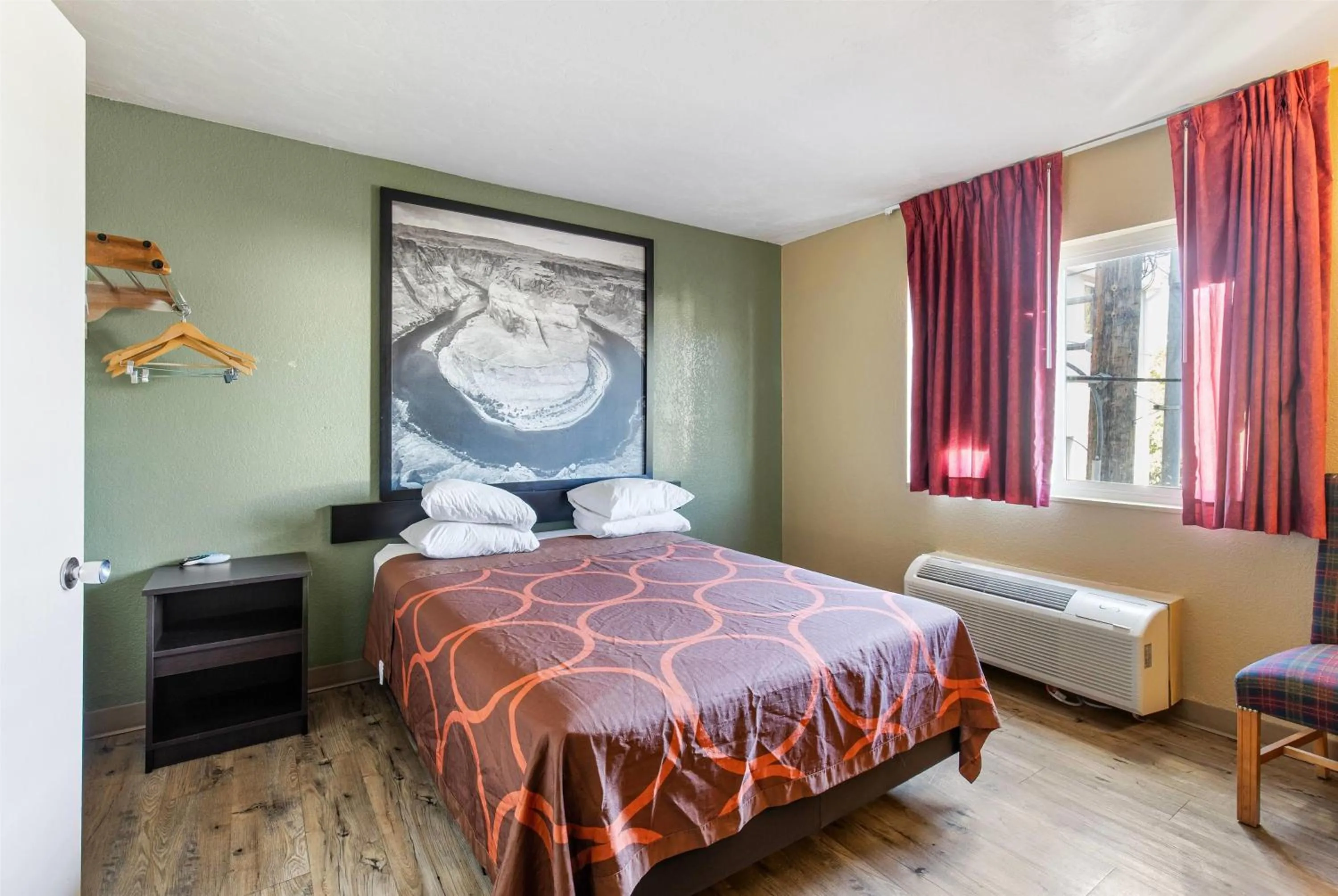 Photo of the whole room, Bed in Super 8 by Wyndham St. George UT