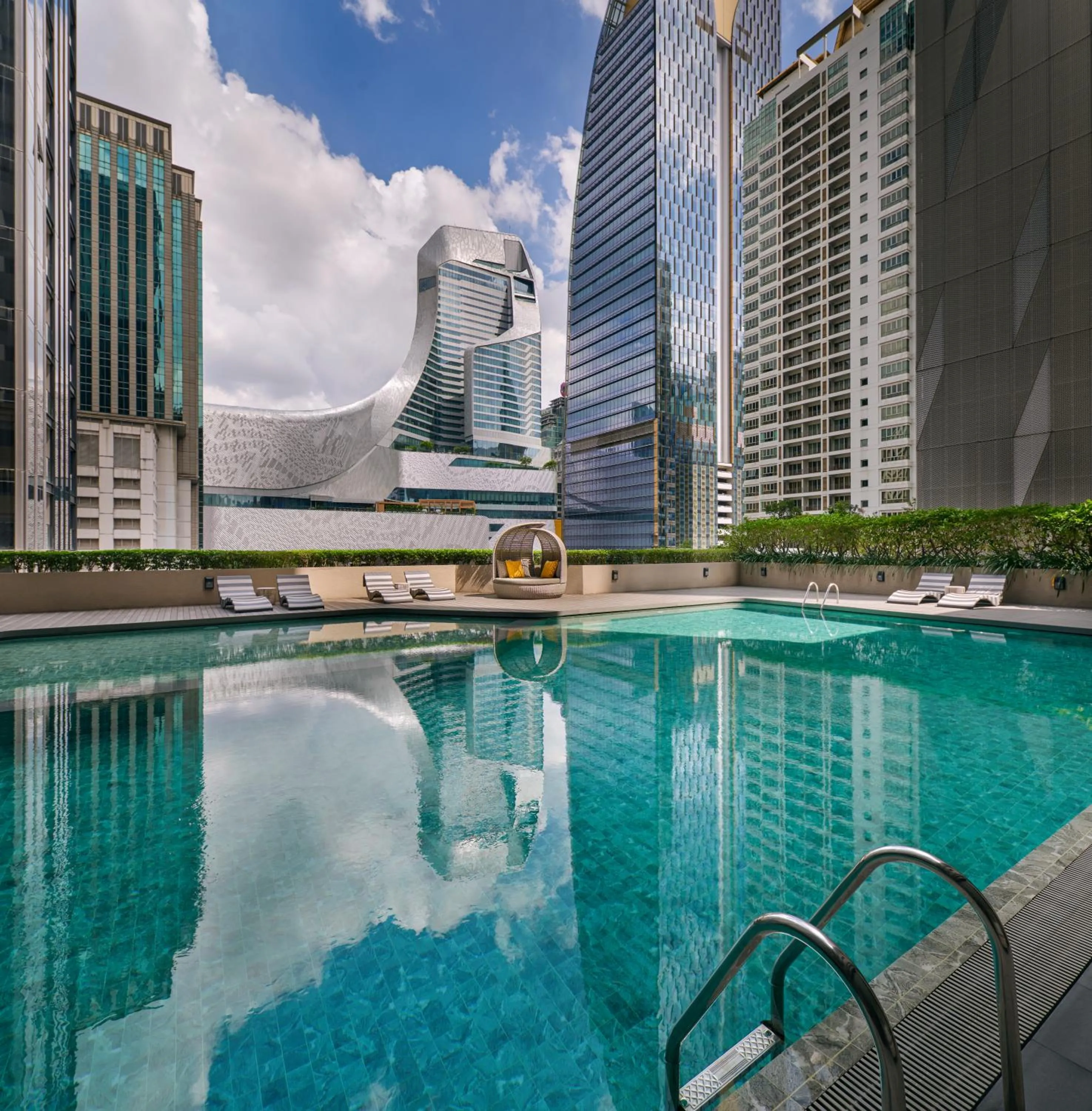 Swimming pool in Bliston Suwan Park View