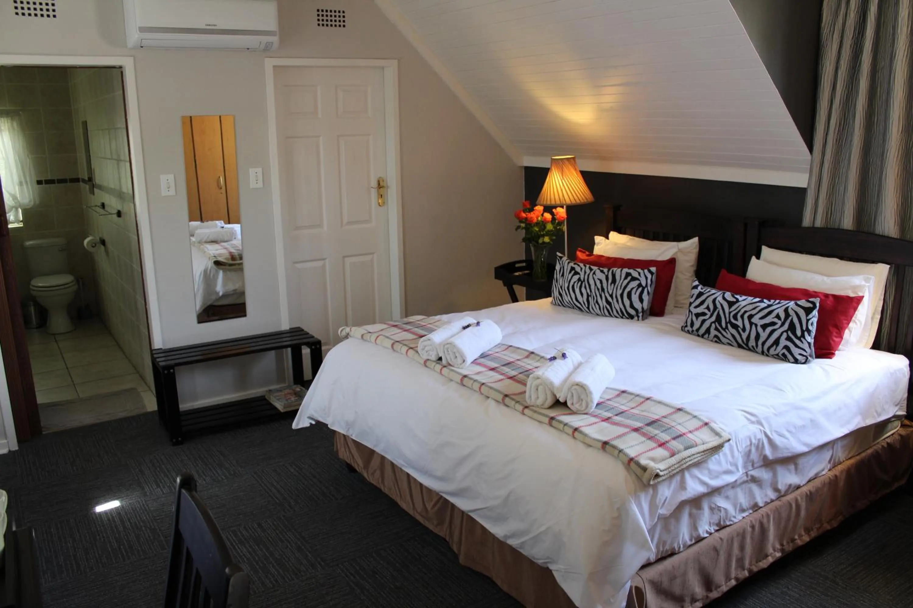 Photo of the whole room, Bed in 3 Liebeloft Guest House