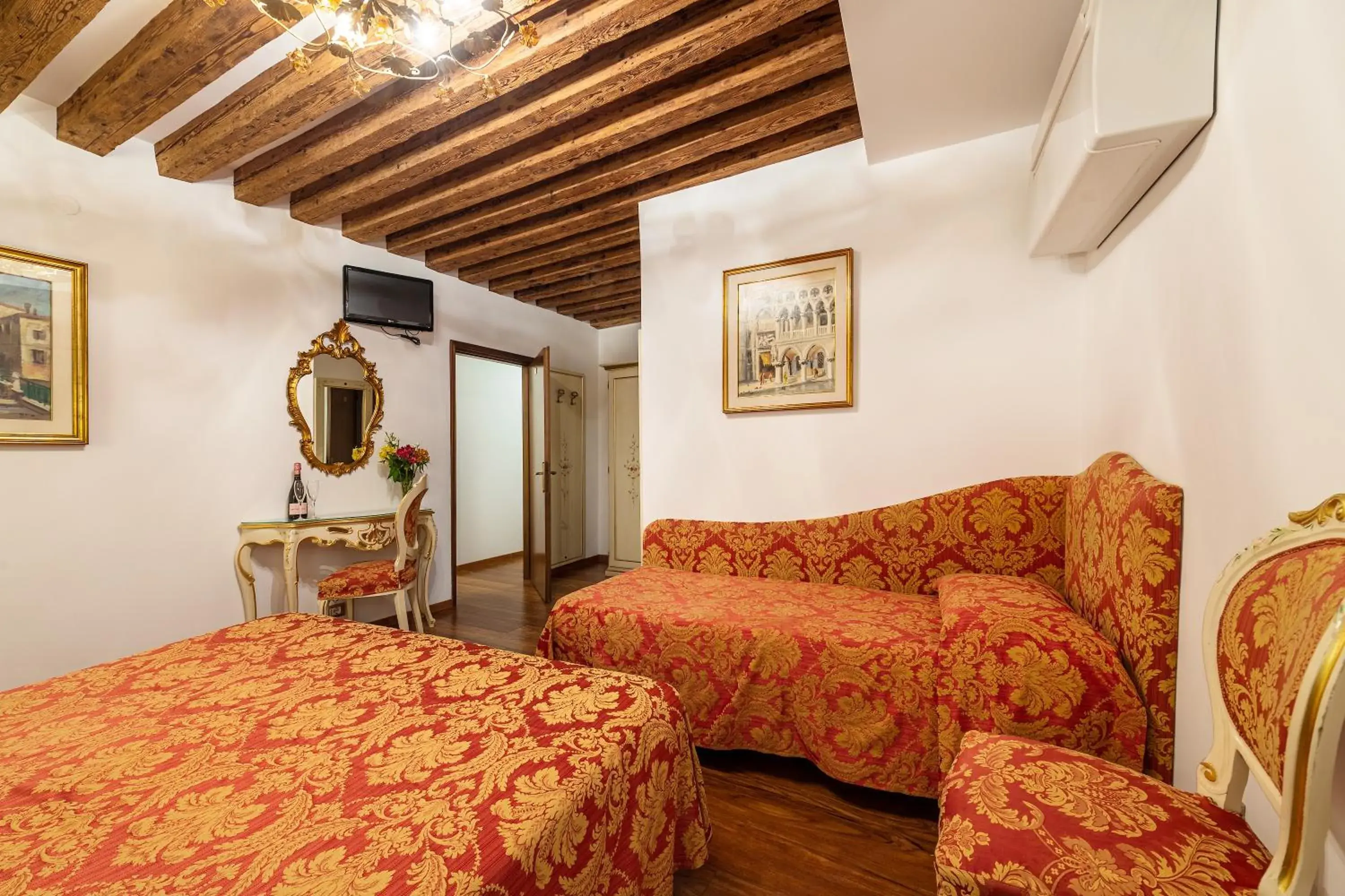 Classic Triple Room in Hotel Al Vagon Classic Triple Room in Hotel Al Vagon